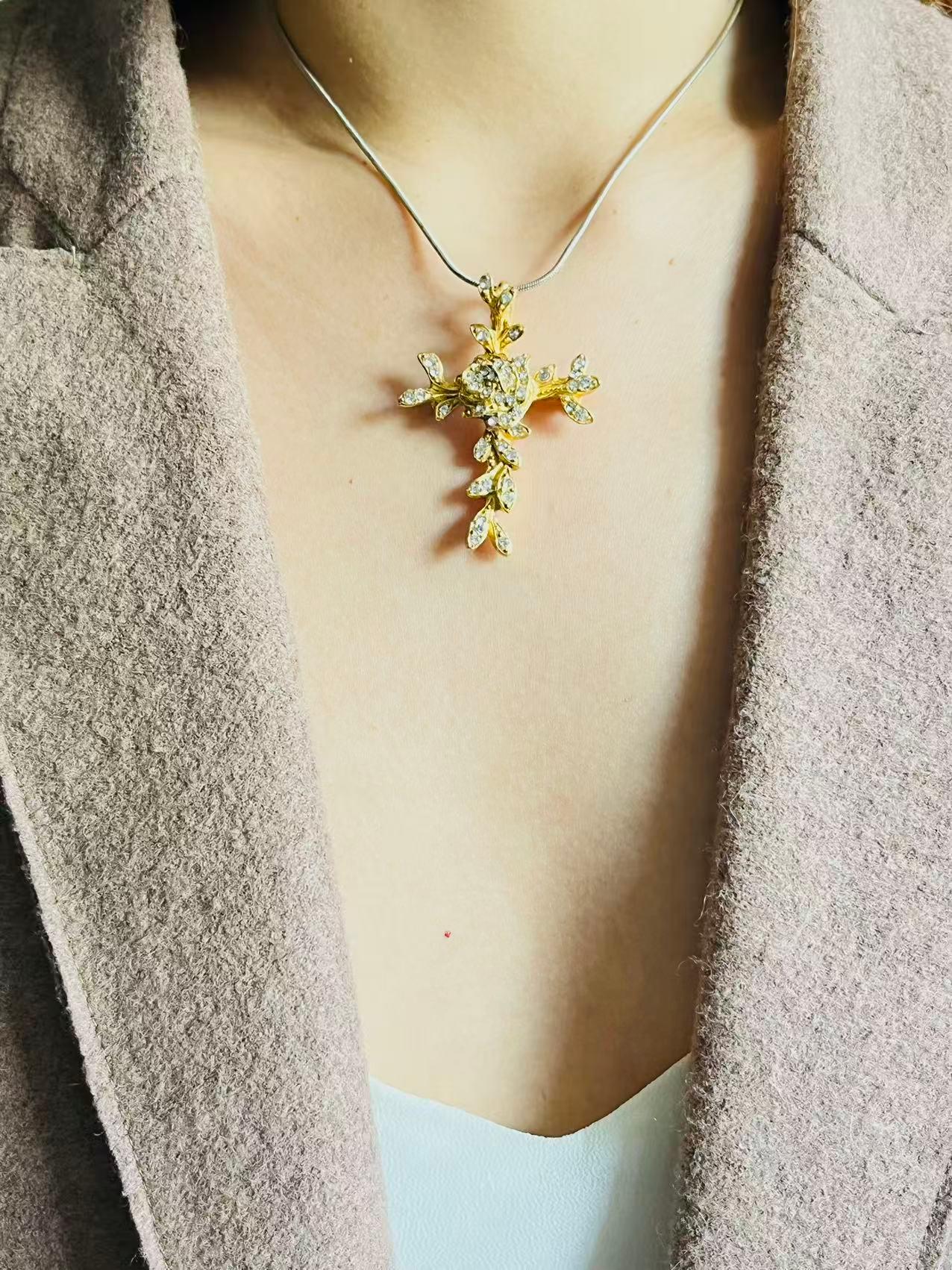 クリスチャンラクロア　クロス　ヴィンデージ　ブローチ Christian Lacroix Vintage Cross Crystals Rose Flower Leaf Whole