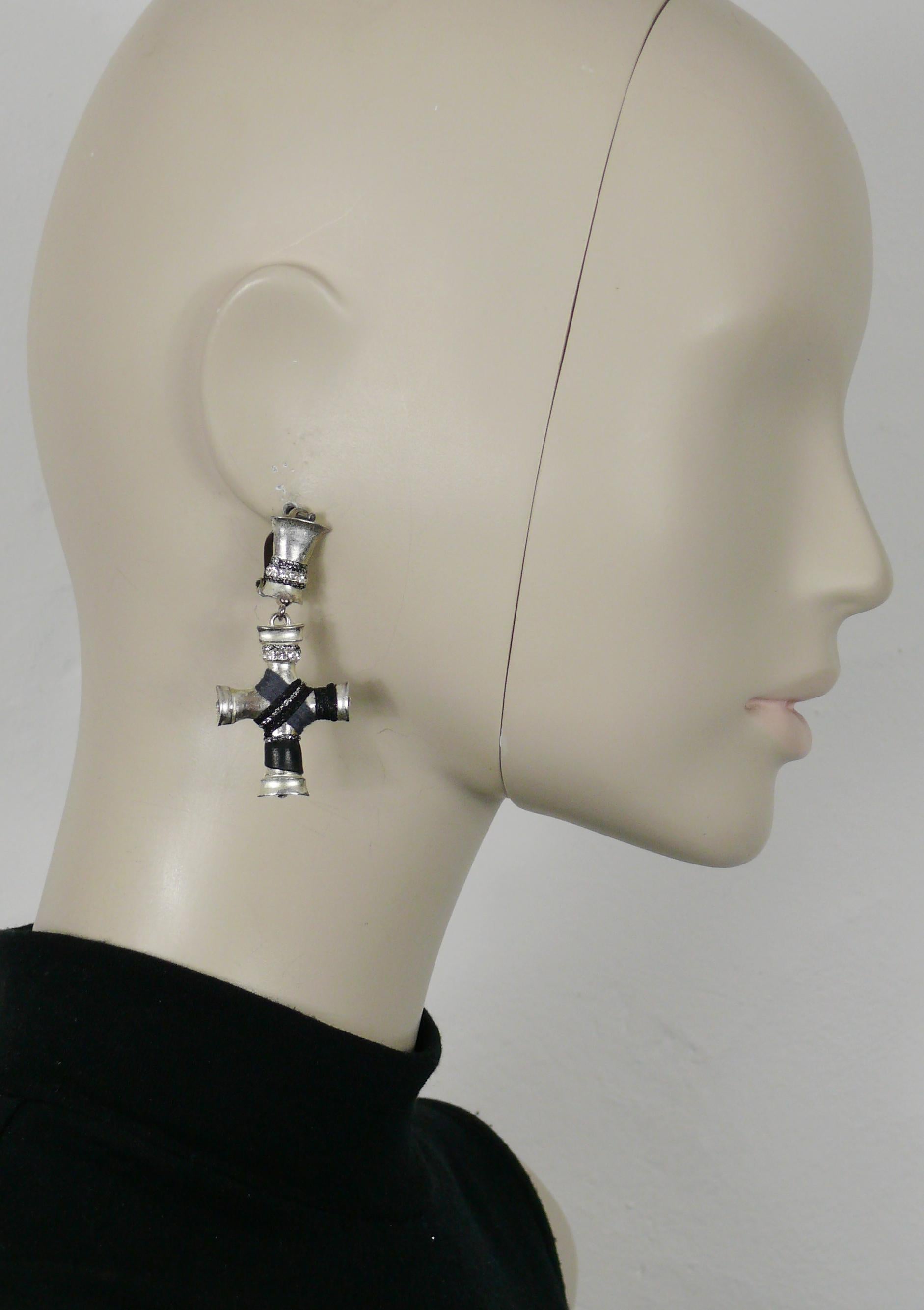 CHRISTIAN LACROIX vintage silver tone cross dangling earrings (clip-on) embellished with fabrics, leather and clear crystals.

Marked CHRISTIAN LACROIX CL Made in France.

Indicative measurements : height approx. 5.5 cm (2.17 inches) / width approx.