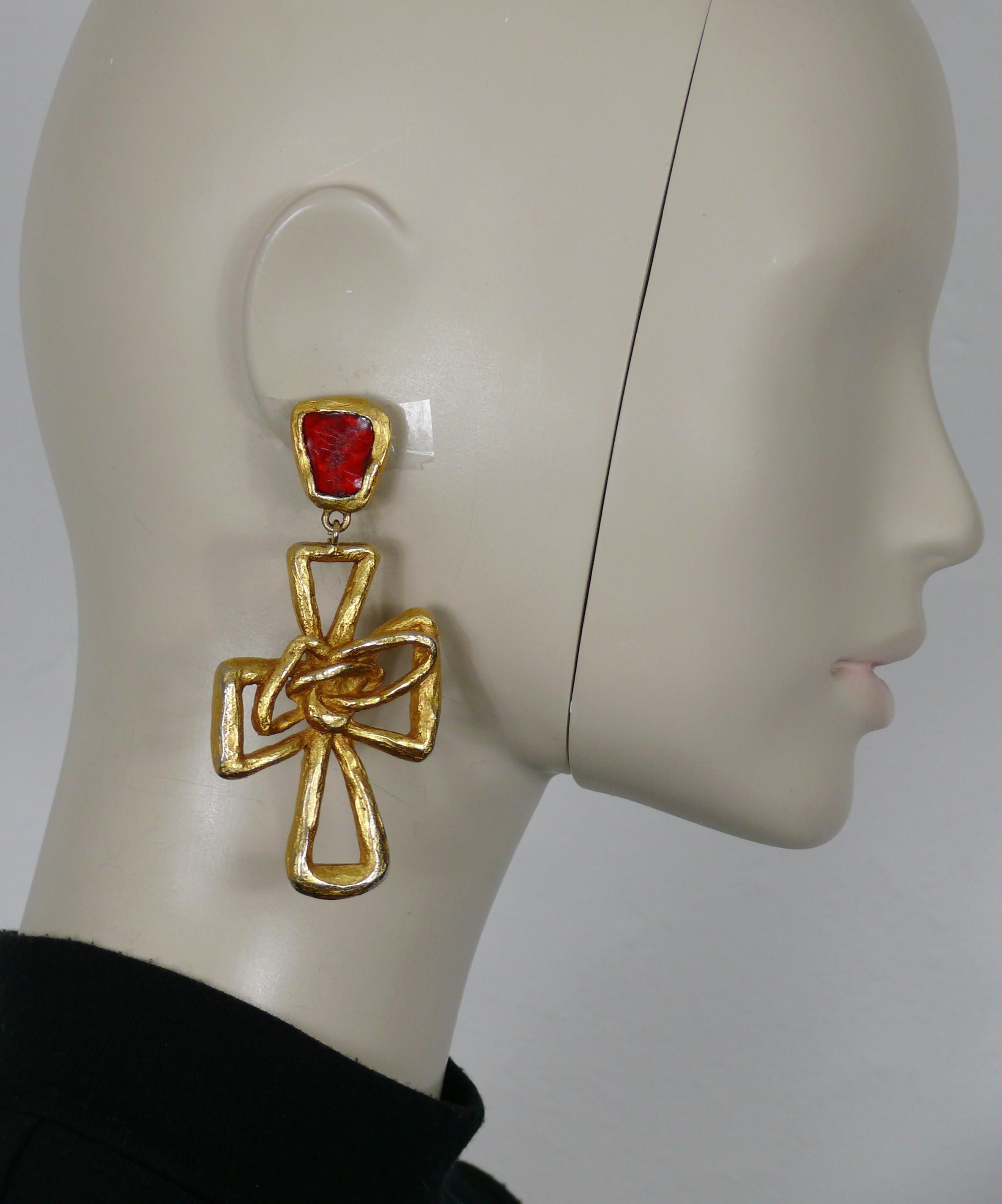 CHRISTIAN LACROIX vintage gold tone cross dangling earrings (clip-on) featuring a red resin top.

Marked CHRISTIAN LACROIX CL Made in France.

Indicative measurements : max. height approx. 9.4 cm (3.70 inches) / max. width approx. 4.5 cm (1.77