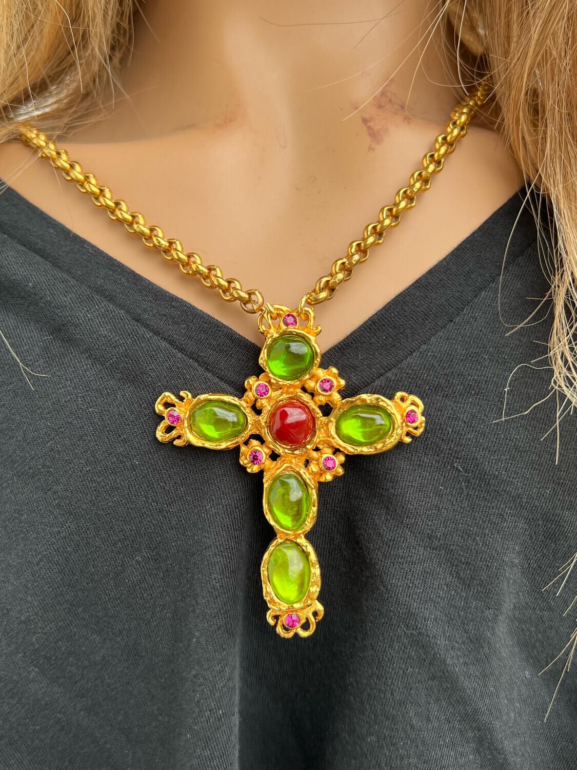 Haute couture model in perfect condition, unused it is absolutely sublime.

 offert standard shipping and 50 % discount on express shipping 

How is it made ? 
Christian Lacroix vintage pendant gold toned and gripoix 
Marked Christian Lacroix CL
