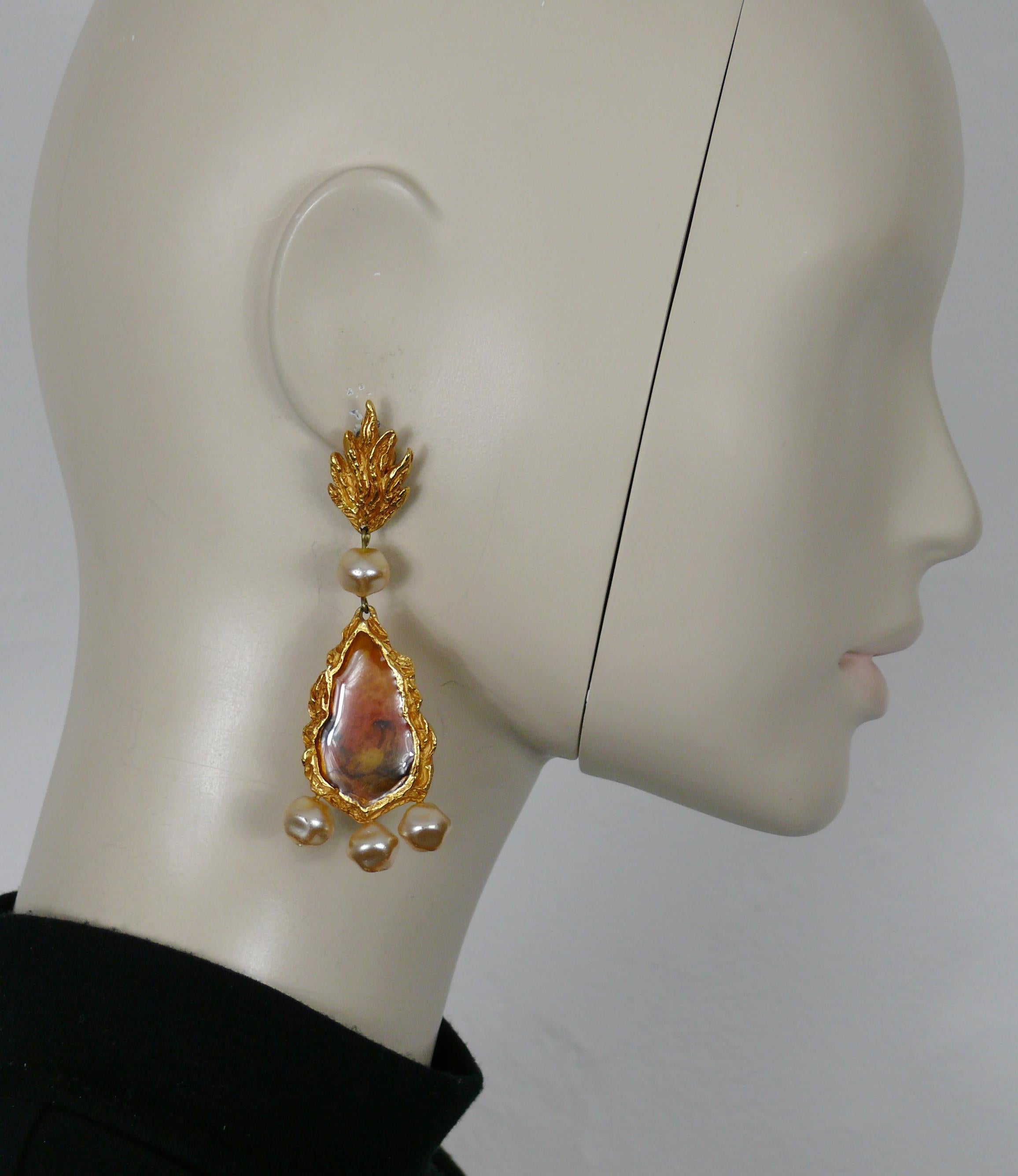 CHRISTIAN LACROIX vintage gold tone dangling earrings (clip-on) embellished with a printed inlaid and faux pearls.

Marked CHRISTIAN LACROIX CL Made in France.

Indicative measurements : max. height approx. 9 cm (3.54 inches) / max. width approx.