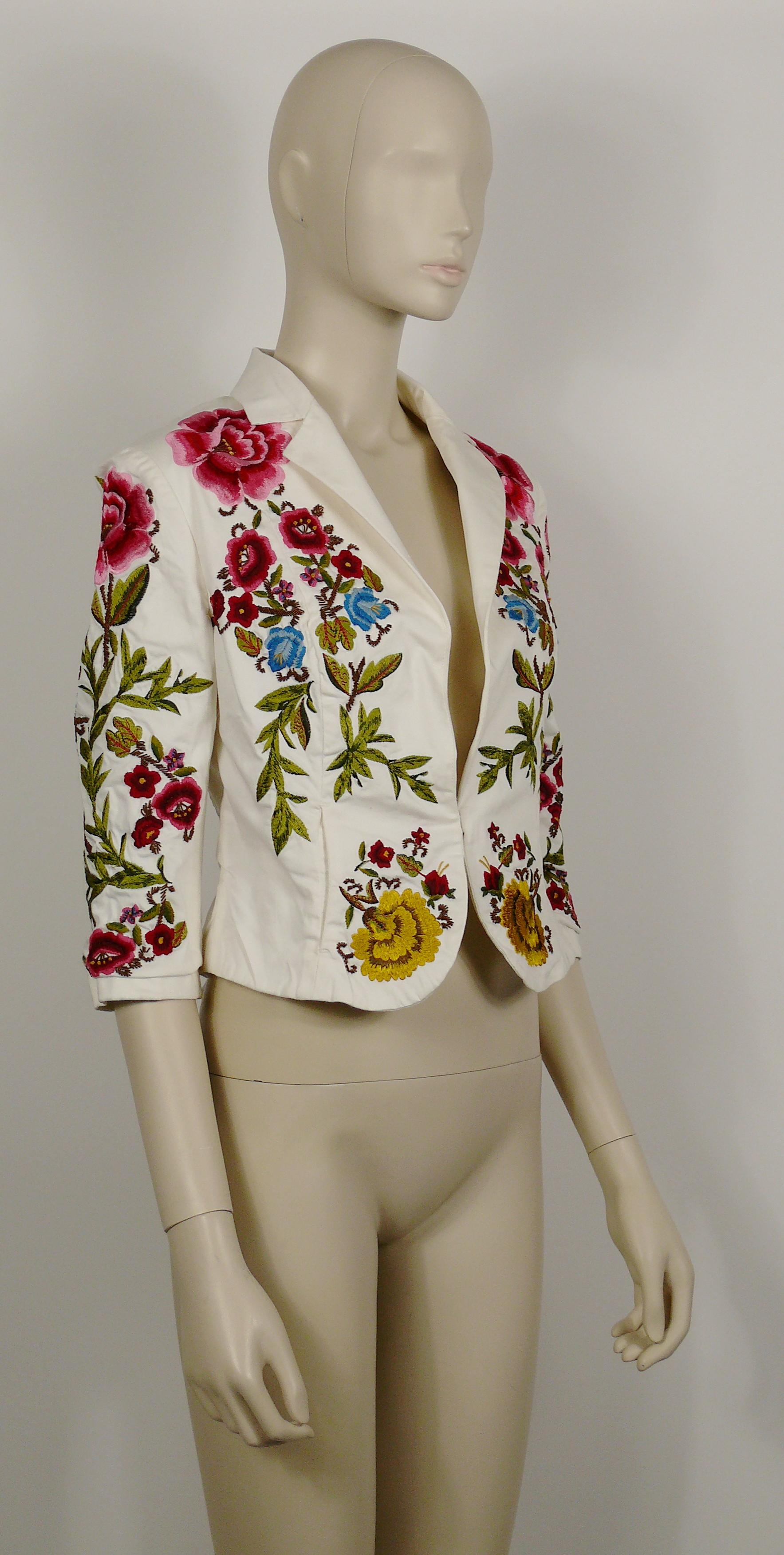 CHRISTIAN LACROIX vintage white blazer featuring a gorgeous embroidered floral design.

This blazer features :
- Cropped length.
- Notched lapels.
- Gorgeous multicolored embroidered floral design.
- Three-quarter length sleeves.
- Two side
