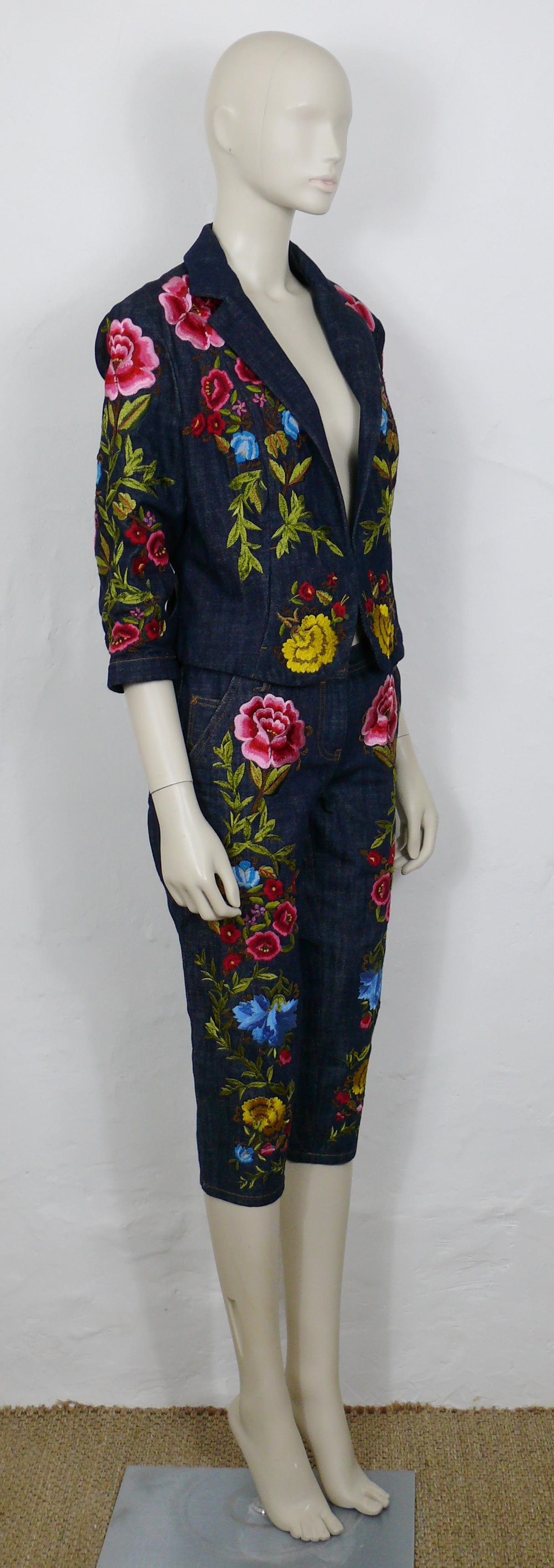 CHRISTIAN LACROIX vintage denim blazer and cropped pants trousers ensemble featuring a gorgeous embroidered floral design.

Label reads CHRISTIAN LACROIX. 
Made in China.

BLAZER features :
- Blue denim featuring a gorgeous multicolored embroidered