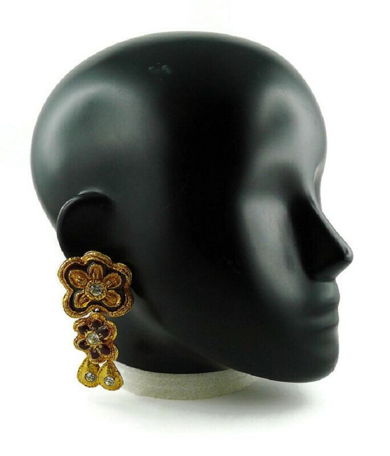 CHRISTIAN LACROIX vintage gold toned dangling earrings (clip-on) featuring enameled flowers and textured charms with clear crystal embellishement.

Marked CHRISTIAN LACROIX CL Made in France.

Indicative measurements : height approx. 7.5 cm (2.95