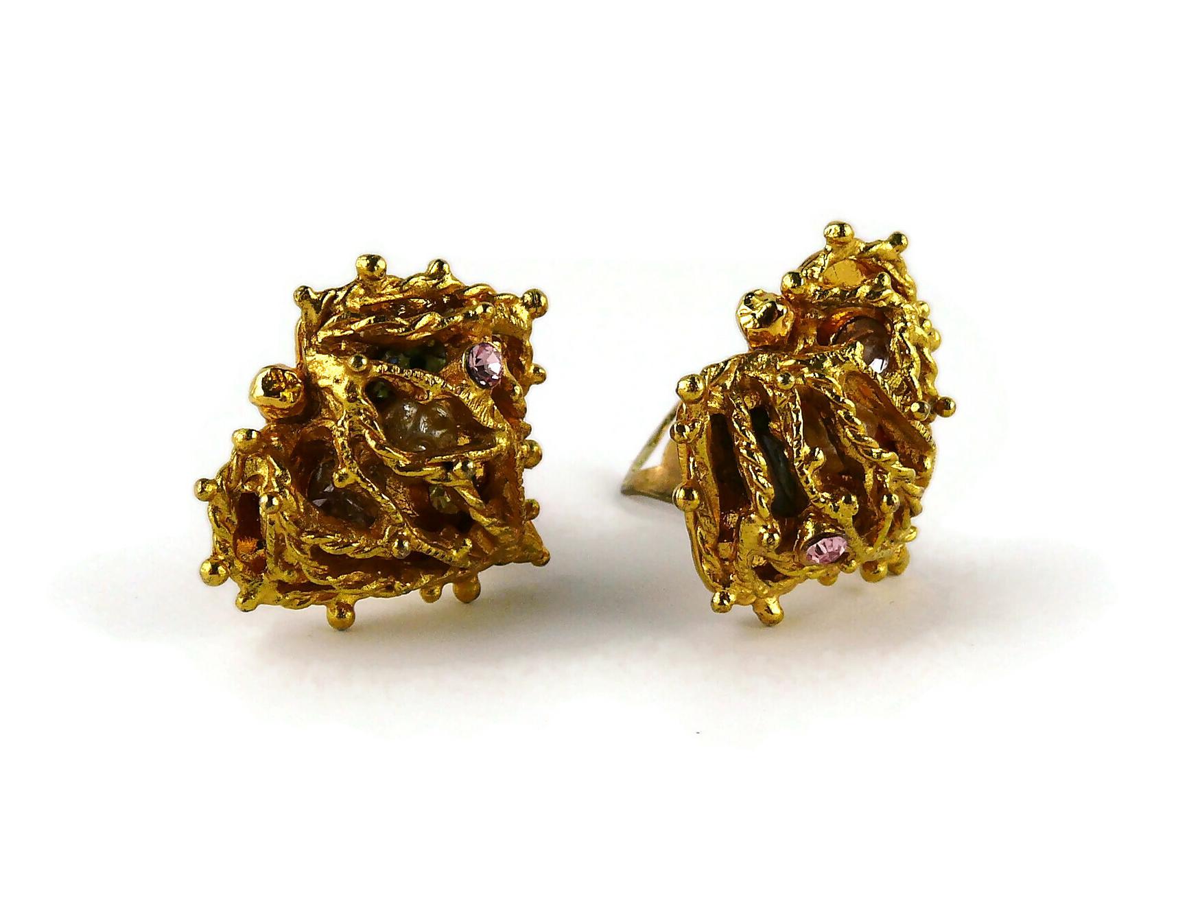 CHRISTIAN LACROIX vintage encaged gold toned clip-on earrings featuring crystal embellishement and faux pearl.

Marked CHRISTIAN LACROIX CL Made in France.

Indicative measurements : max. height approx. 2.7 cm (1.06 inches) / max. width approx. 2.3