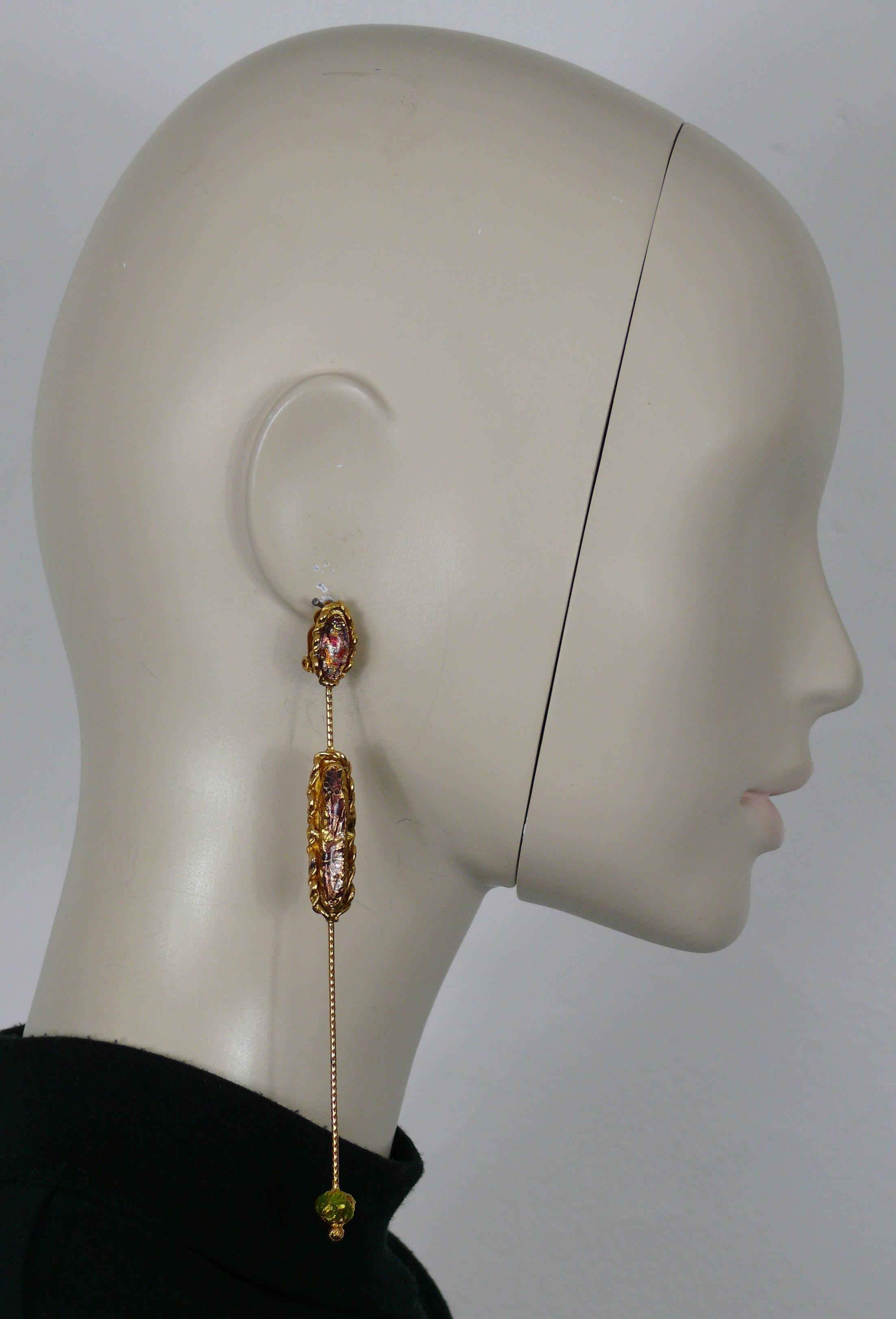 CHRISTIAN LACROIX vintage gold tone extra long dangling earrings (clip-on) embellished with an oval glass cabochon and enamel.

Marked CHRISTIAN LACROIX CL Made in France.

Indicative measurements : height approx. 14 cm (5.51 inches) / max. width