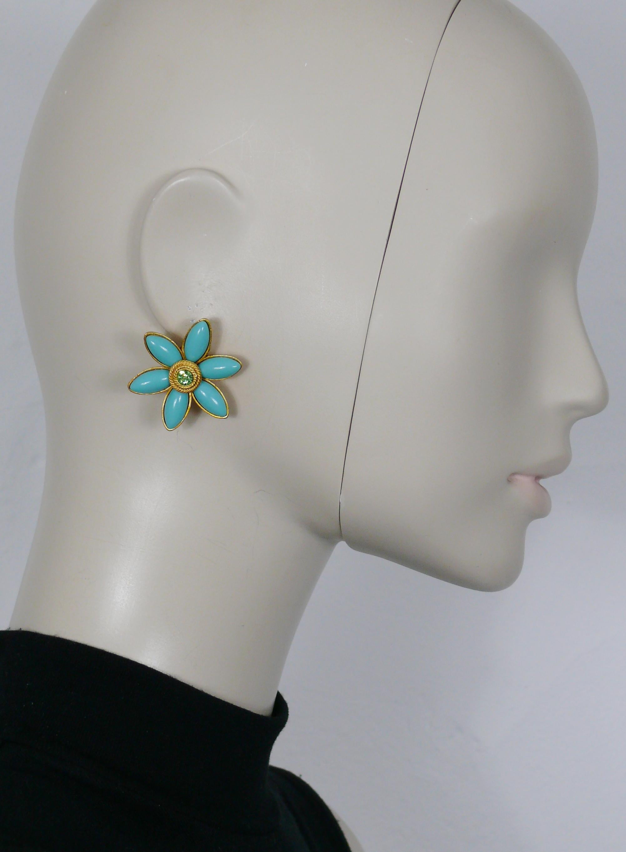CHRISTIAN LACROIX vintage gold tone metal flower clip-on earrings embellished with turquoise colour glass cabochon petals and a green crystal.

Marked CHRISTIAN LACROIX CL Made in France.

Indicative measurements : approx. 3.7 cm x 3.5 cm (1.46