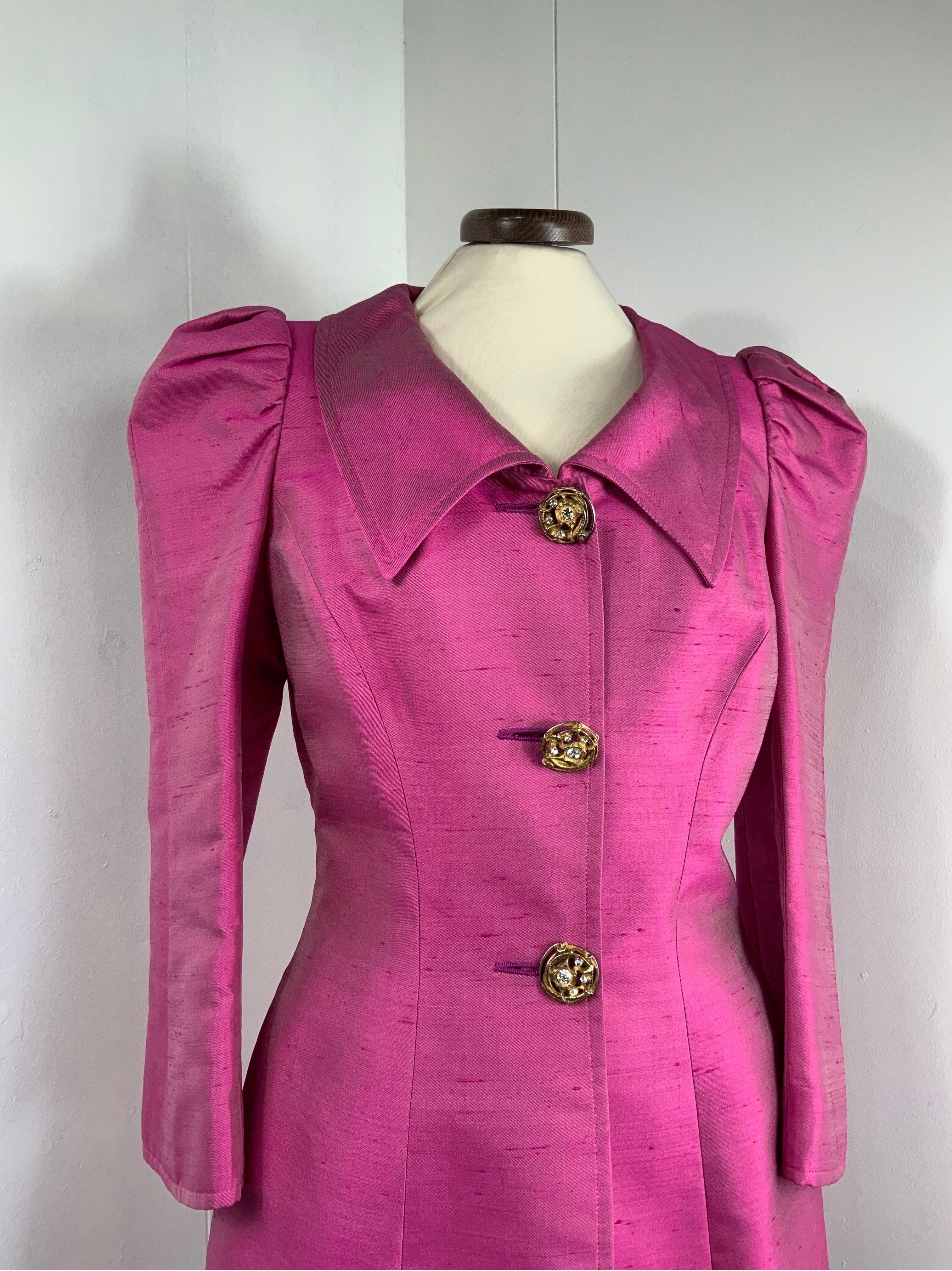 Christian Lacroix suit. Vintage piece.
Jacket + skirt.
100% silk. Fully lined.
Featuring jewelry buttons and puffed sleeves.
Size 40 Italian.
Shoulders 48 cm
Bust 42 cm
Length 75 cm
Sleeves 55 cm
Skirt features lateral zip closure.
Waist 33