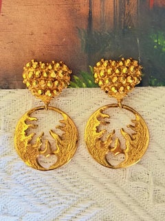 Orecchini pendenti massicci Christian Lacroix vintage con cuore fiammeggiante traforato e cerchio dorato