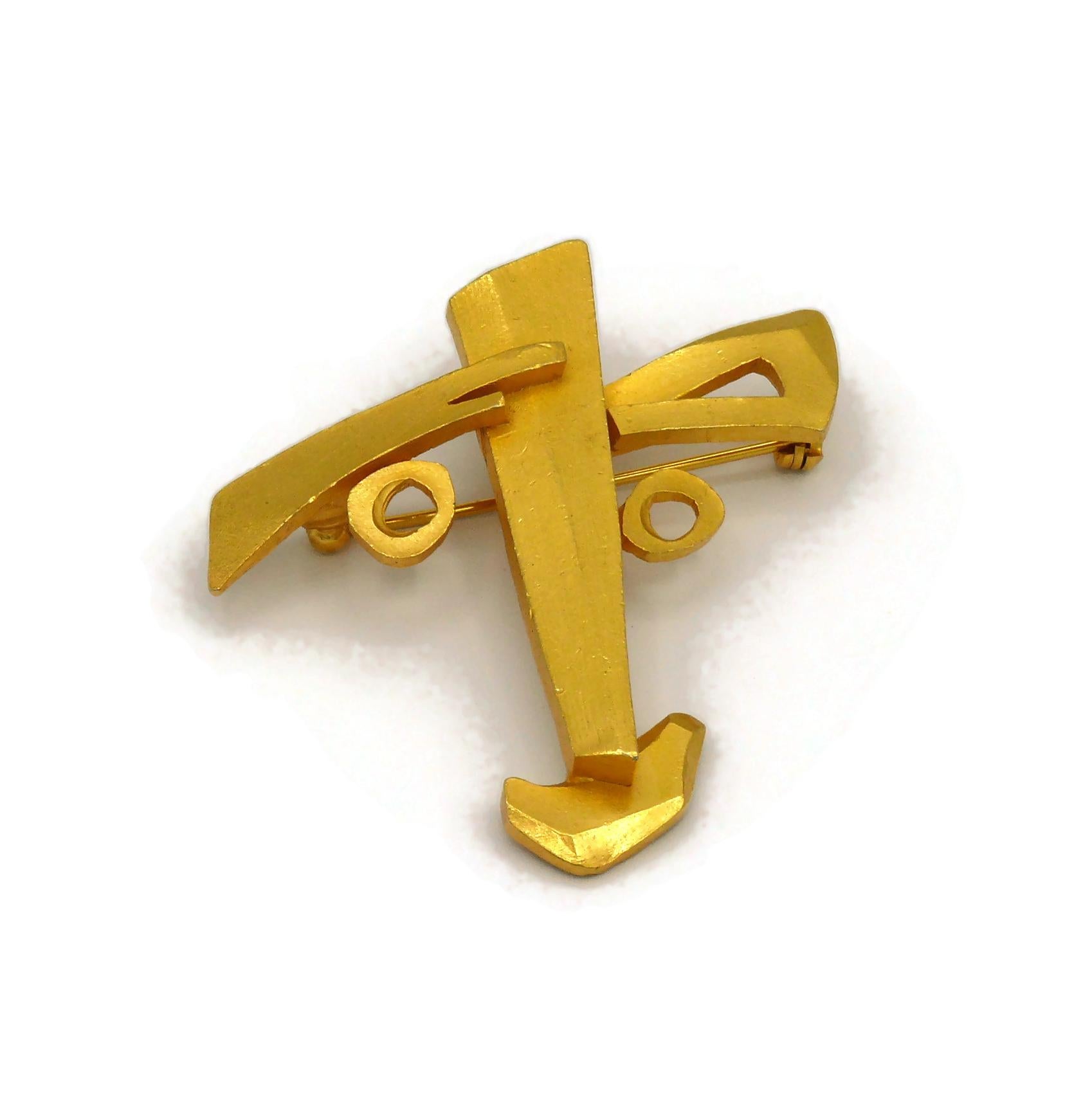 CHRISTIAN LACROIX Vintage Gold Tone Abstract Modern Face Brooch Pendant In Excellent Condition For Sale In Nice, FR