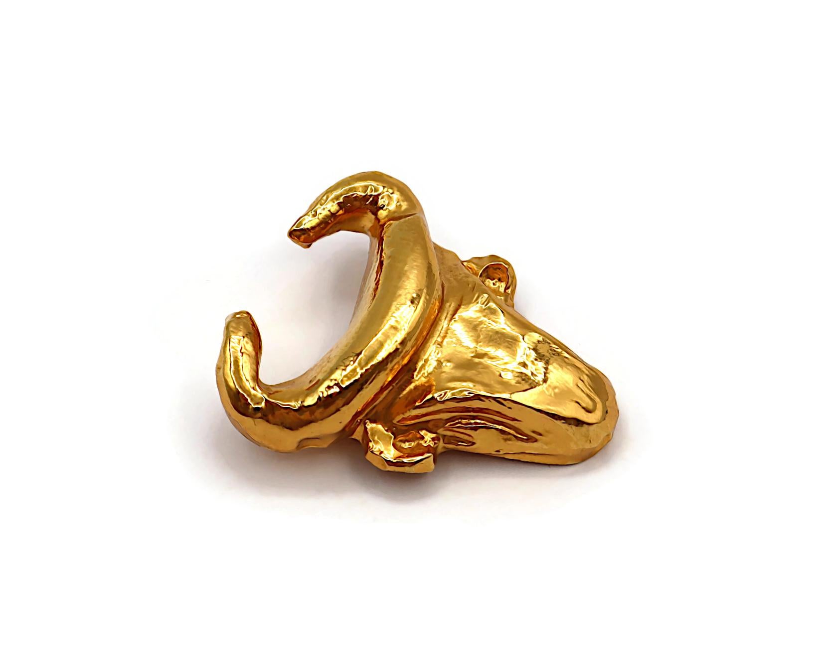 CHRISTIAN LACROIX vintage gold tone resin bull head brooch.

Marked CHRISTIAN LACROIX CL Made in France.

Indicative measurements : max. height approx. 5.2 cm (2.05 inches) / max. width approx. 4 cm (1.57 inches).

Material(s) : Resin.

NOTES
- This