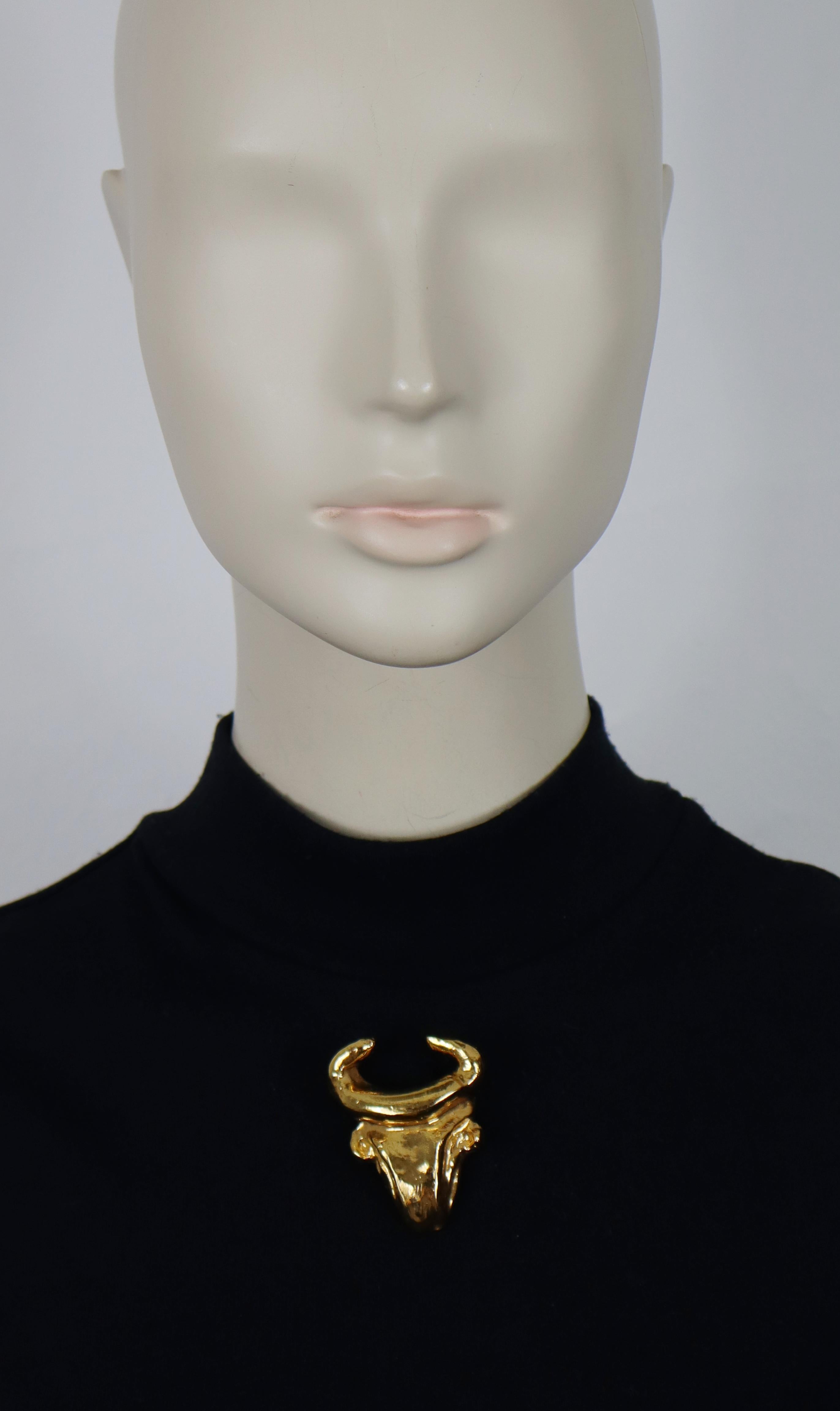 CHRISTIAN LACROIX vintage gold tone resin bull head brooch.

Marked CHRISTIAN LACROIX CL Made in France.

Indicative measurements : max. height approx. 5.2 cm (2.05 inches) / max. width approx. 4 cm (1.57 inches).

Material(s) : Resin.

NOTES
- This