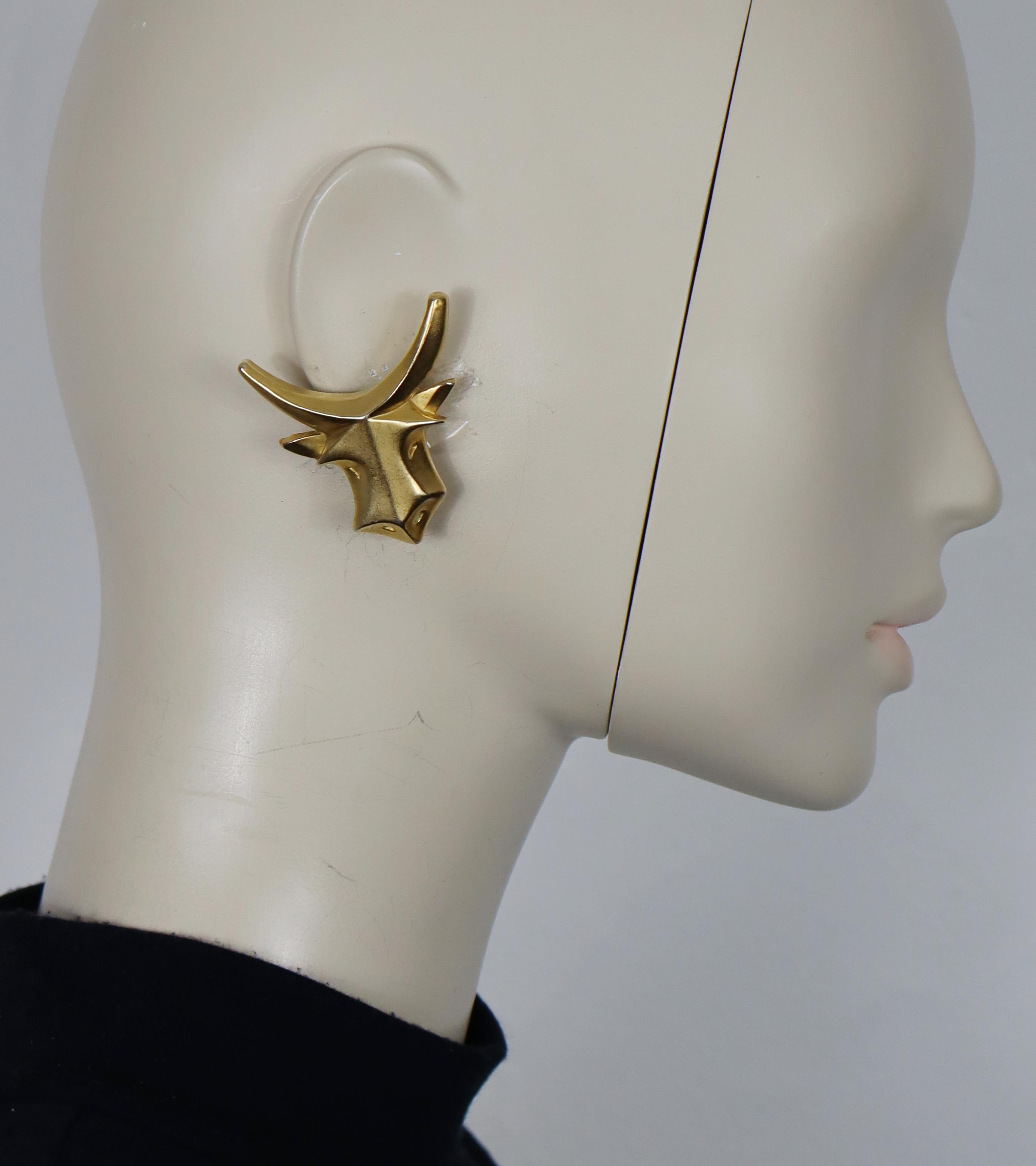 CHRISTIAN LACROIX vintage gold tone clip-on earrings featuring a stylized bull head.

Arlesian bullfighting iconic CHRISTIAN LACROIX design.

Marked CHRISTIAN LACROIX CL Made in France (only on the reverse side of one earring / see the