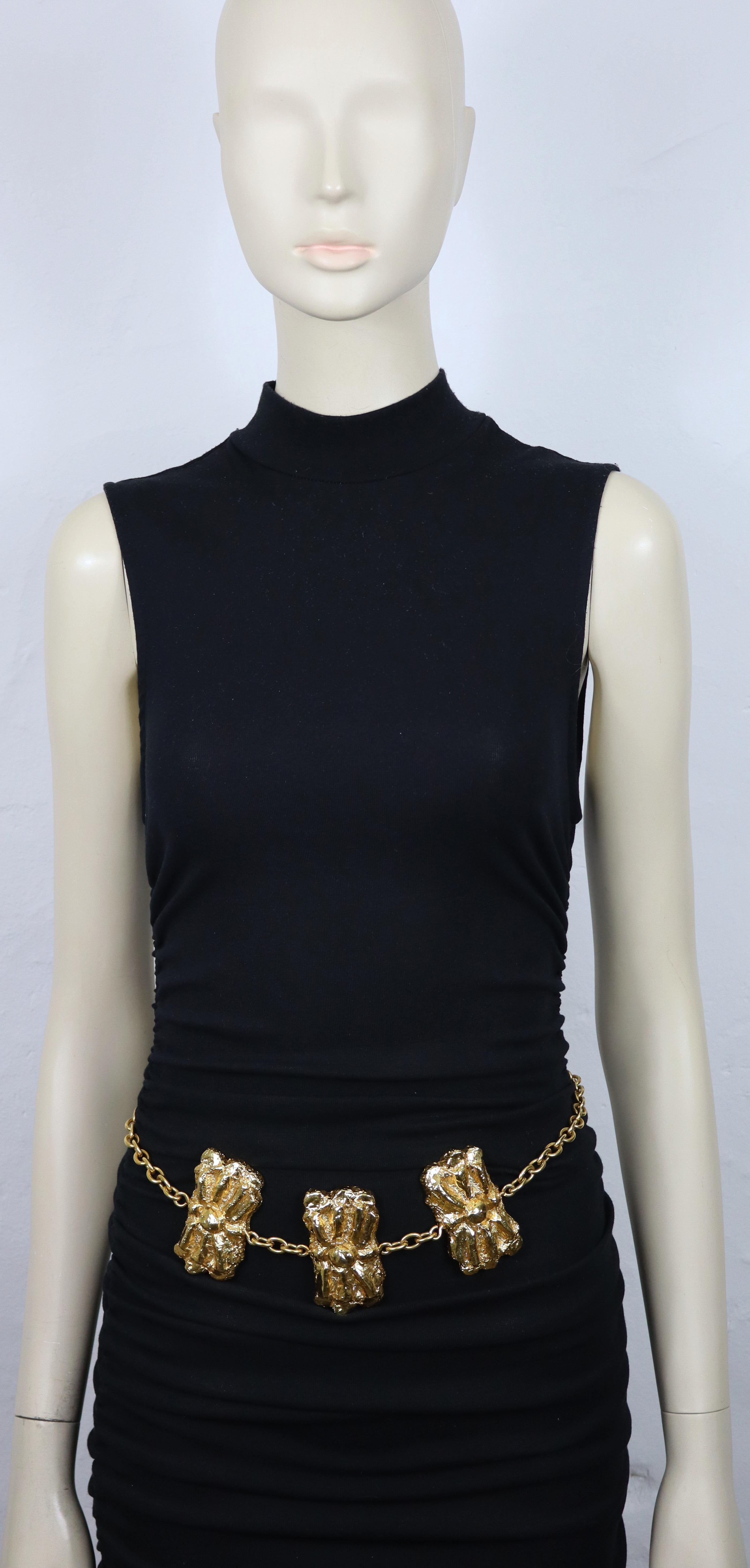 CHRISTIAN LACROIX vintage gold tone chain belt featuring three large textured resin links.

Ajustable lobster clasp.

Embossed with the CHRISTIAN LACROIX CL monogram on a resin star charm.

Indicative measurements : max. length approx. 94 cm (37