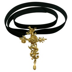 CHRISTIAN LACROIX Vintage Goldfarbene Comedie Francaise-Halskette mit Anhänger