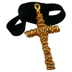 CHRISTIAN LACROIX Collier pendentif croix vintage de couleur or