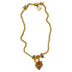 CHRISTIAN LACROIX Vintage Goldfarbene Halskette mit Blumenherz-Anhänger mit Juwelen in Goldtönen