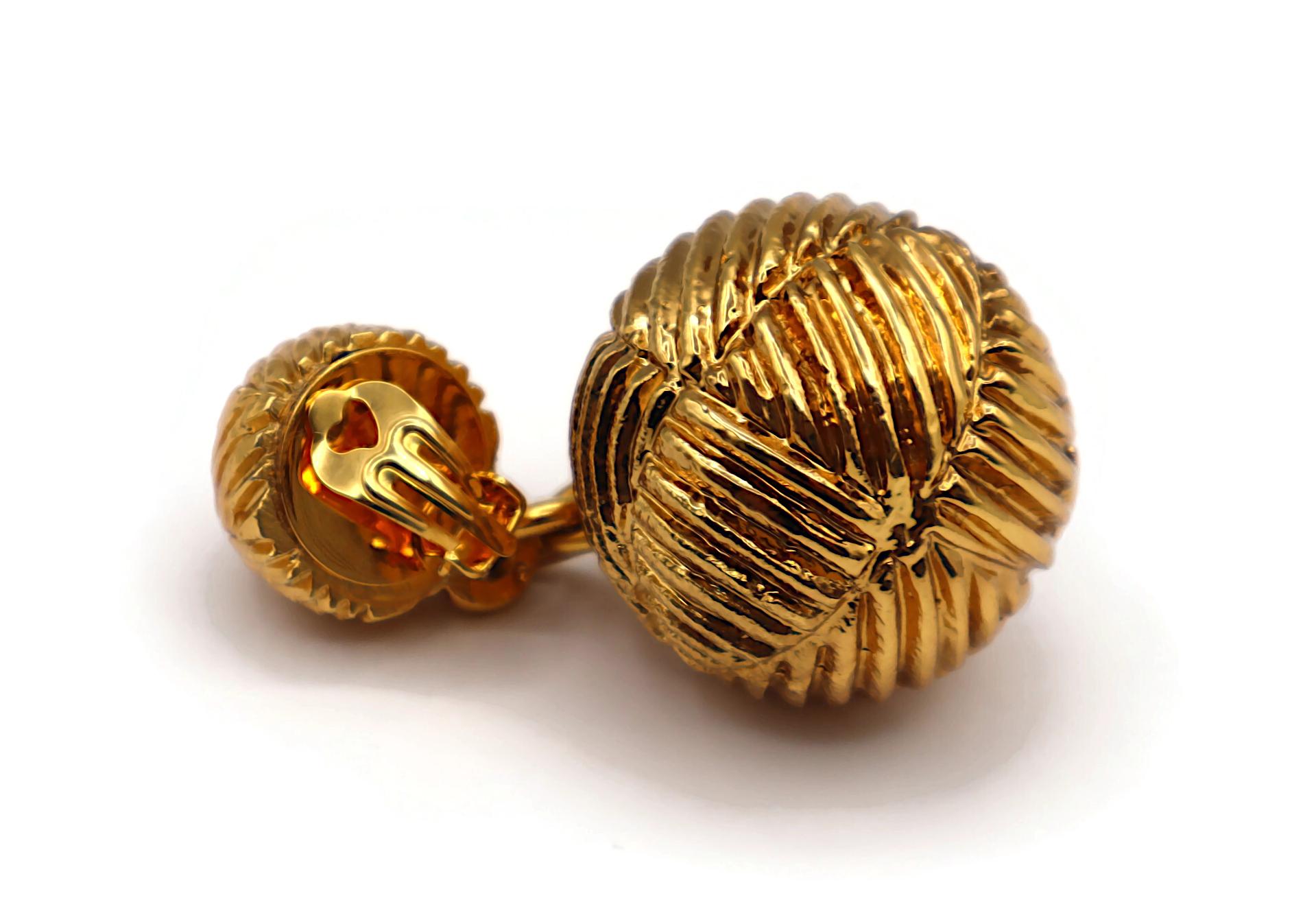 CHRISTIAN LACROIX Pendientes Colgantes Bola Masiva Vintage Tono Oro en venta 7