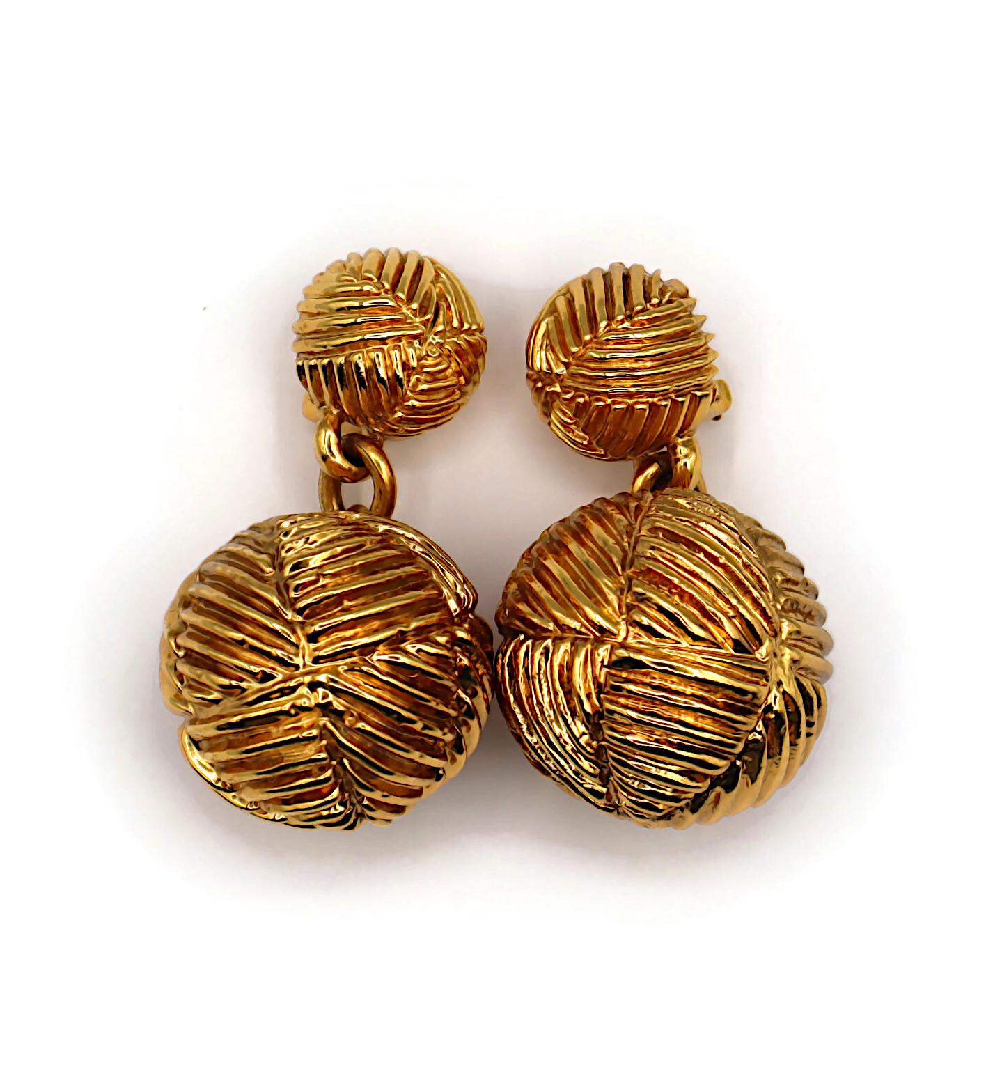 CHRISTIAN LACROIX Pendientes Colgantes Bola Masiva Vintage Tono Oro en Bueno estado para la venta en Nice, FR