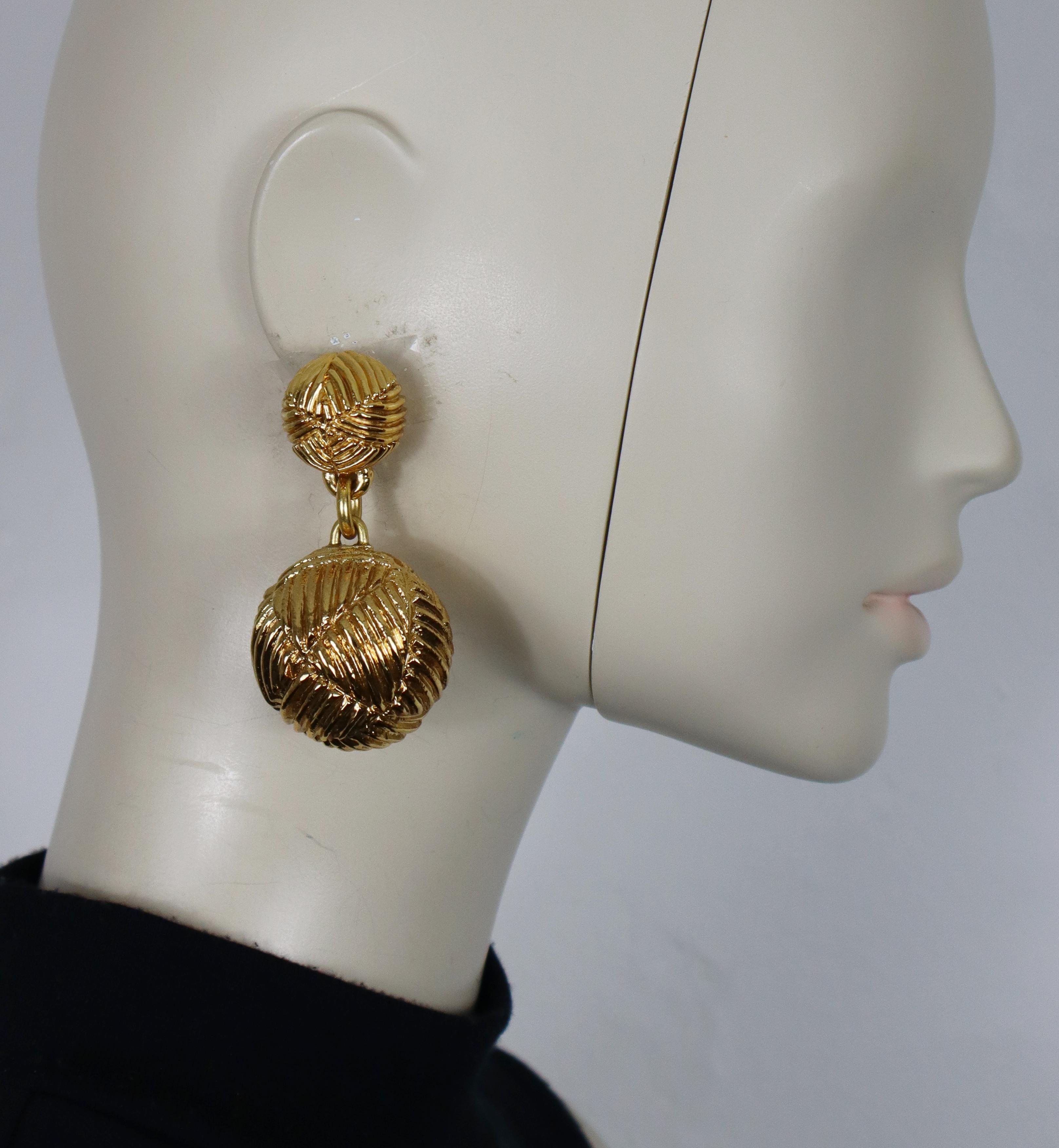 CHRISTIAN LACROIX Pendientes colgantes de bola con textura, de resina maciza en tono dorado vintage (de clip).

Con la marca CHRISTIAN LACROIX CL Fabricado en Francia (sólo en el reverso de un pendiente).

Medidas orientativas: altura máxima aprox.