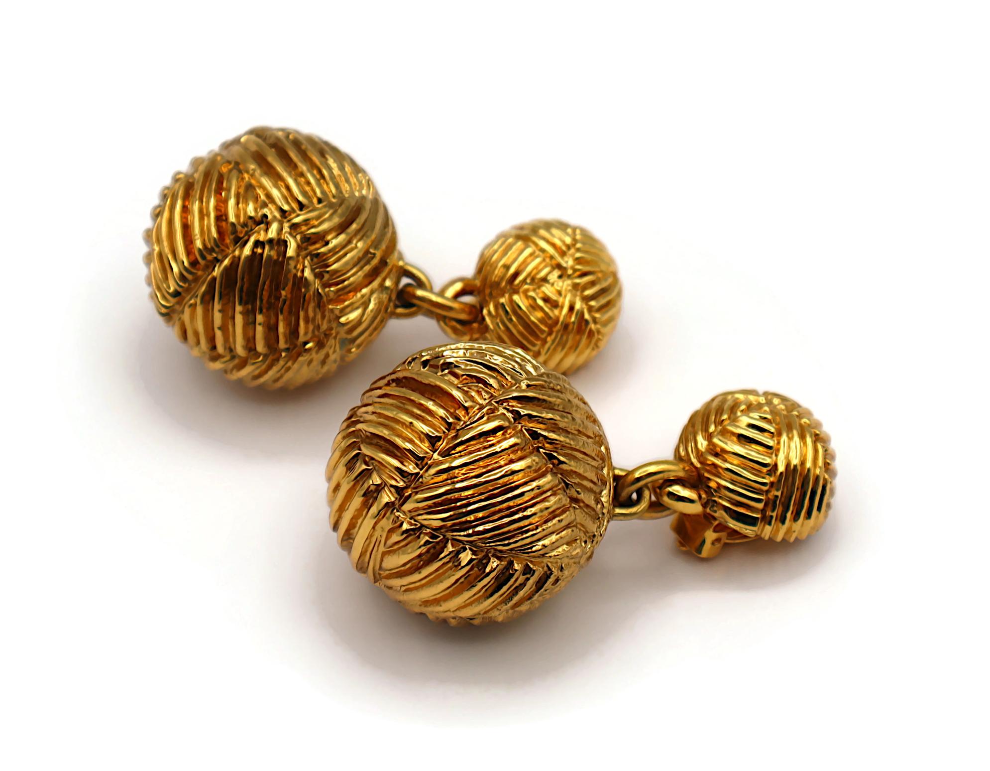 CHRISTIAN LACROIX Pendientes Colgantes Bola Masiva Vintage Tono Oro en venta 1