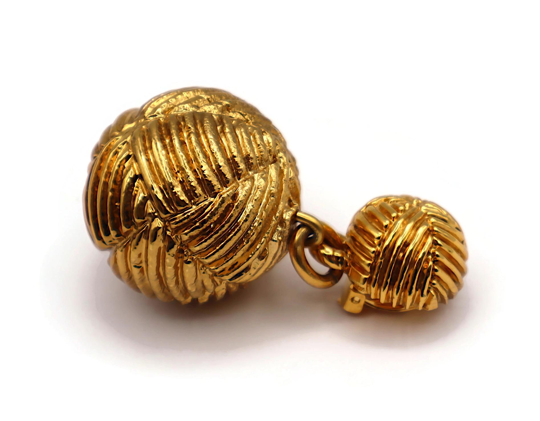 CHRISTIAN LACROIX Pendientes Colgantes Bola Masiva Vintage Tono Oro en venta 6
