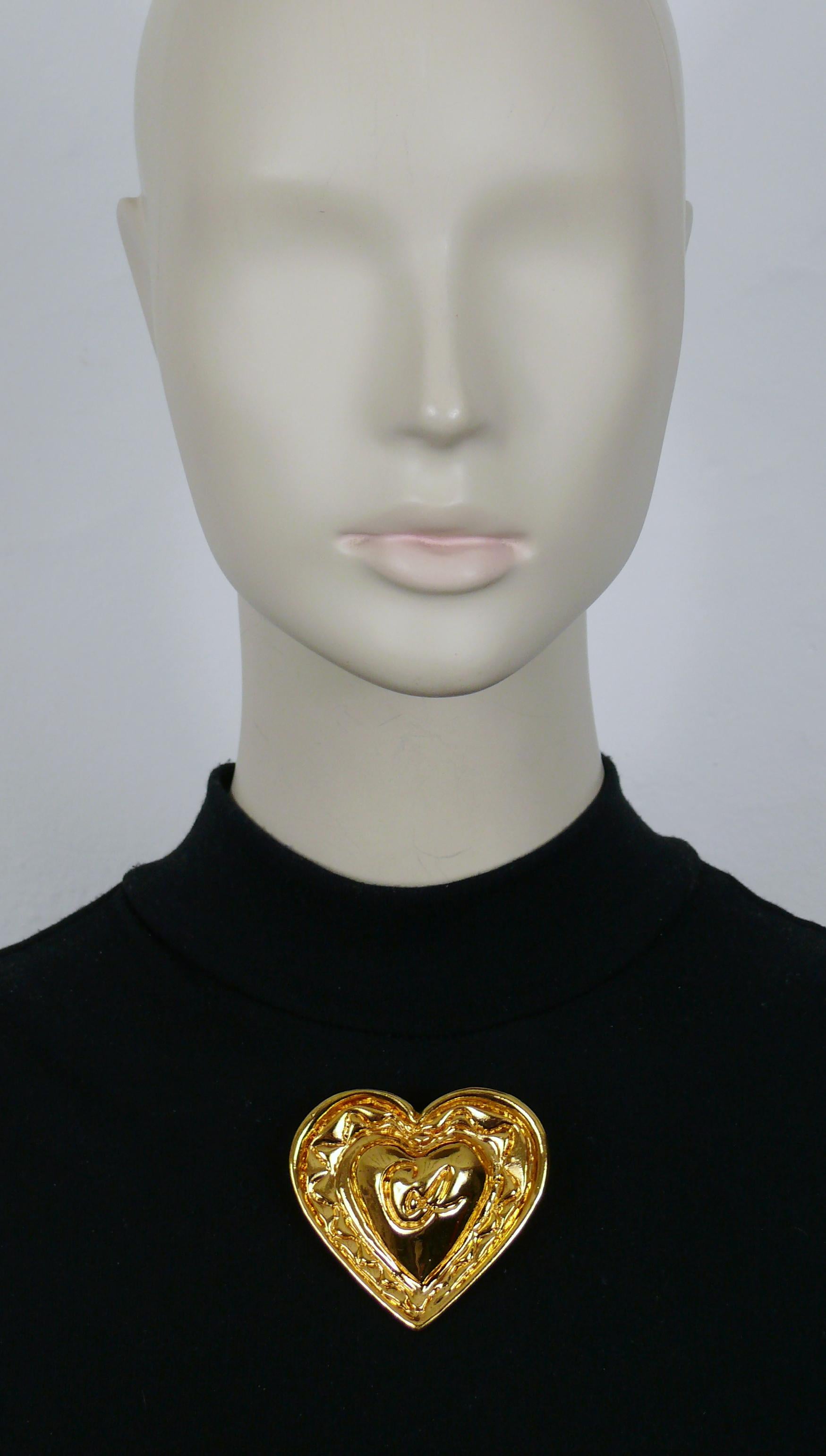 CHRISTIAN LACROIX vintage gold tone resin heart brooch.

Marked CHRISTIAN LACROIX CL Made in France.

Indicative measurements : max. height approx. 6.2 cm (2.44 inches) / max. width approx. 6.4 cm (2.52 inches).

Material : Gold tone resin.

NOTES
-