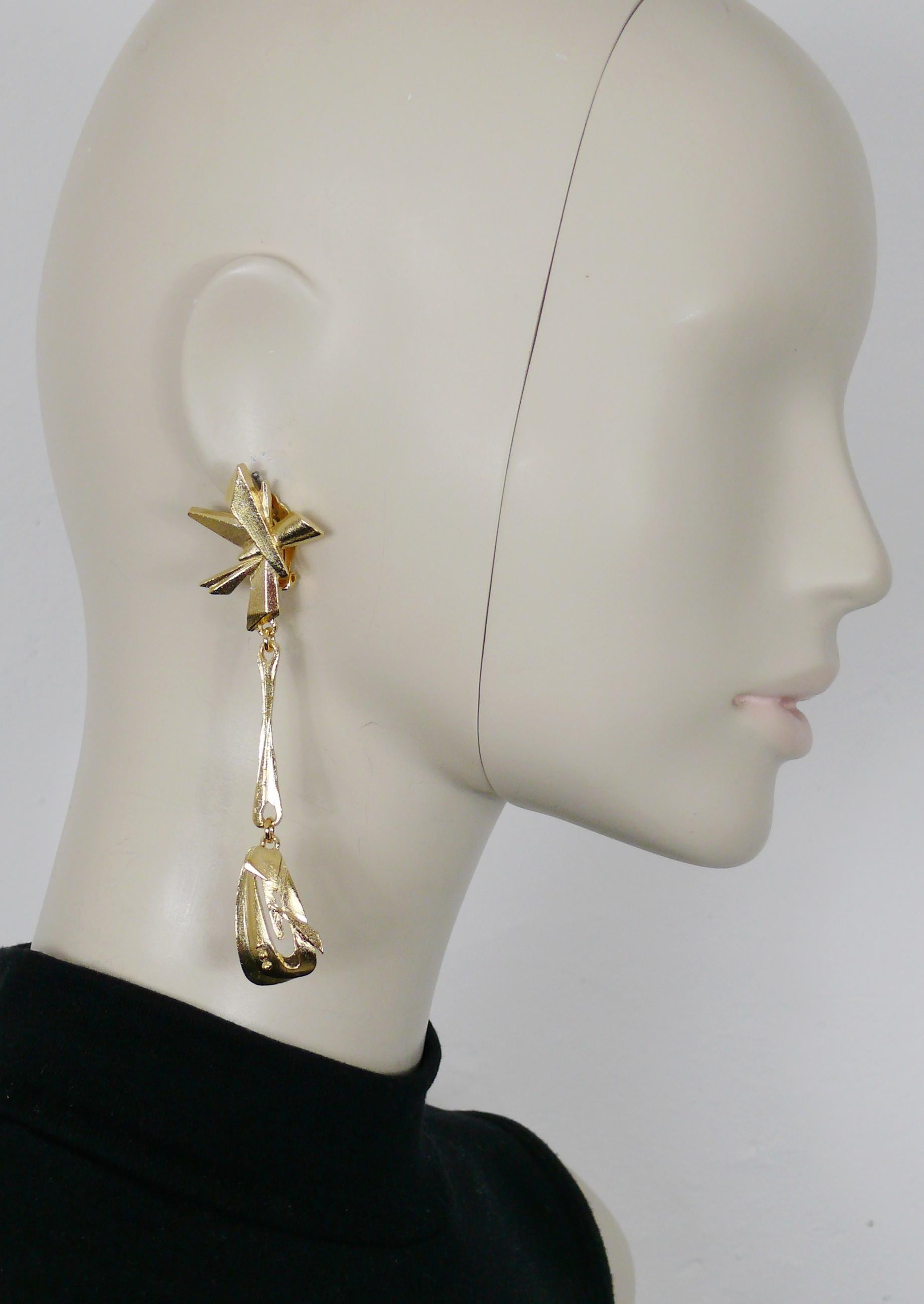 CHRISTIAN LACROIX vintage gold toned dangling earrings (clip-on) featuring an abstract design.

Marked CHRISTIAN LACROIX CL Made in France.

Indicative measurements : max. height approx. 11 cm (4.33 inches) / max. width approx 3.2 cm (1.26
