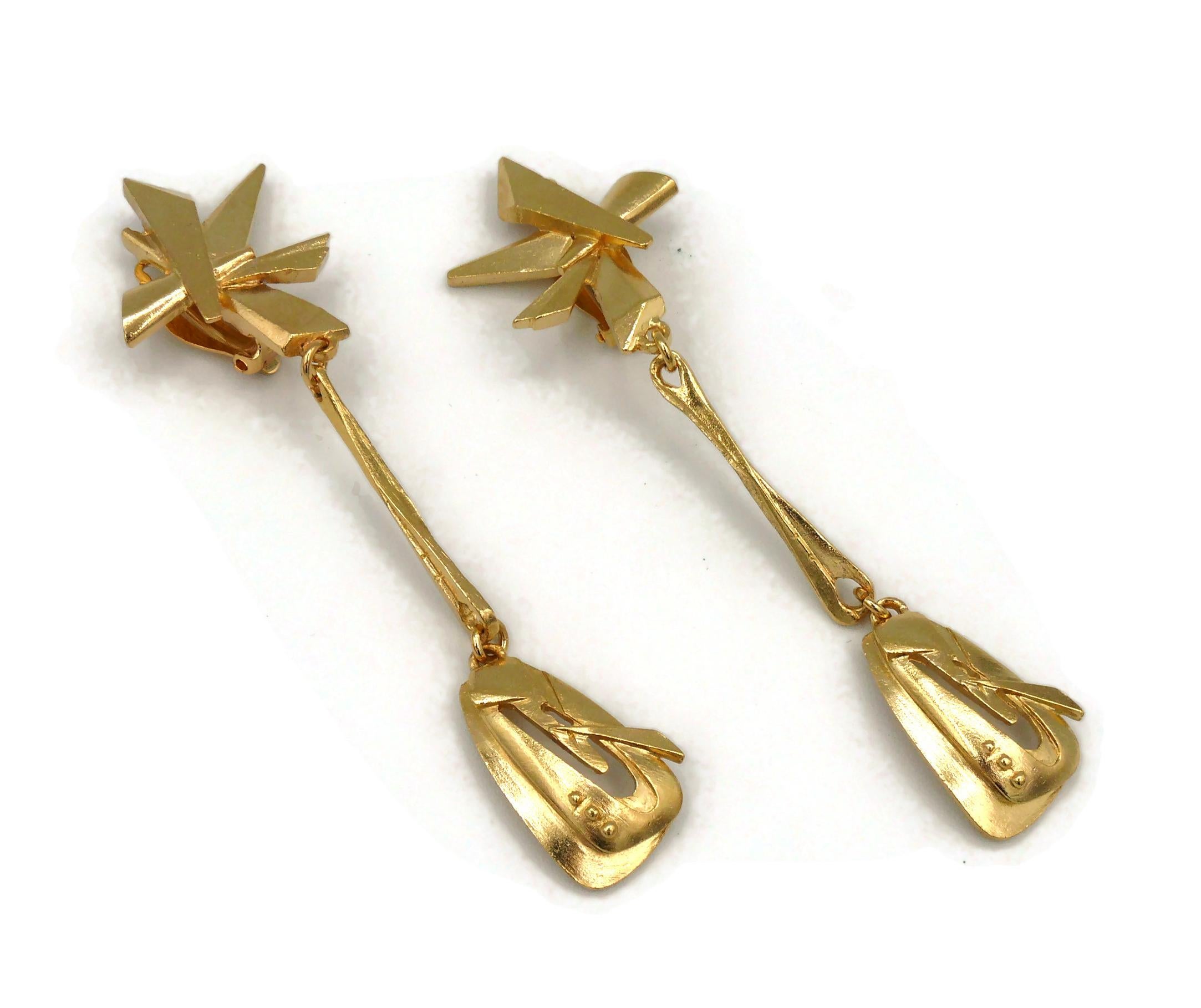 Christian Lacroix Vintage Gold Toned Abstract Dangling Earrings In Good Condition For Sale In Nice, FR