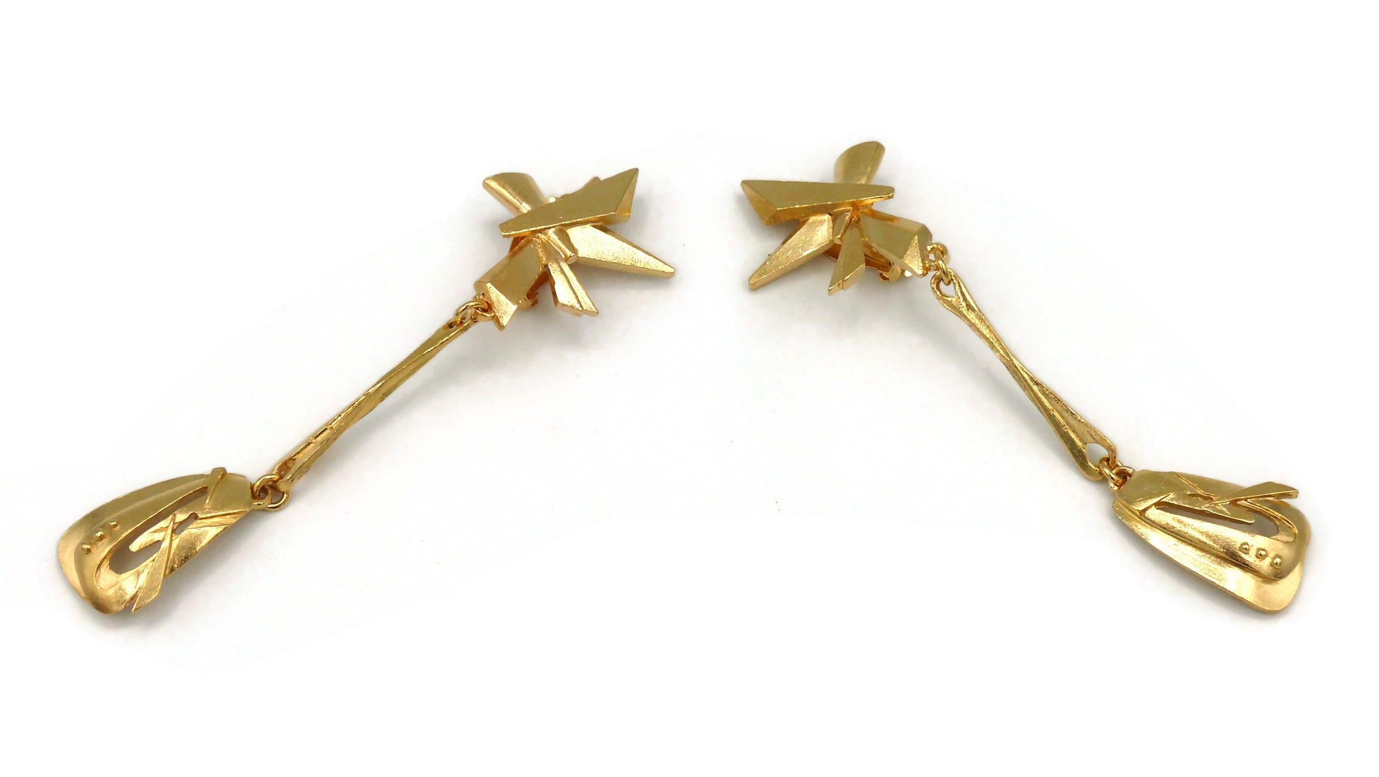Christian Lacroix Boucles d'oreilles pendantes abstraites vintage en or ton sur ton Pour femmes en vente