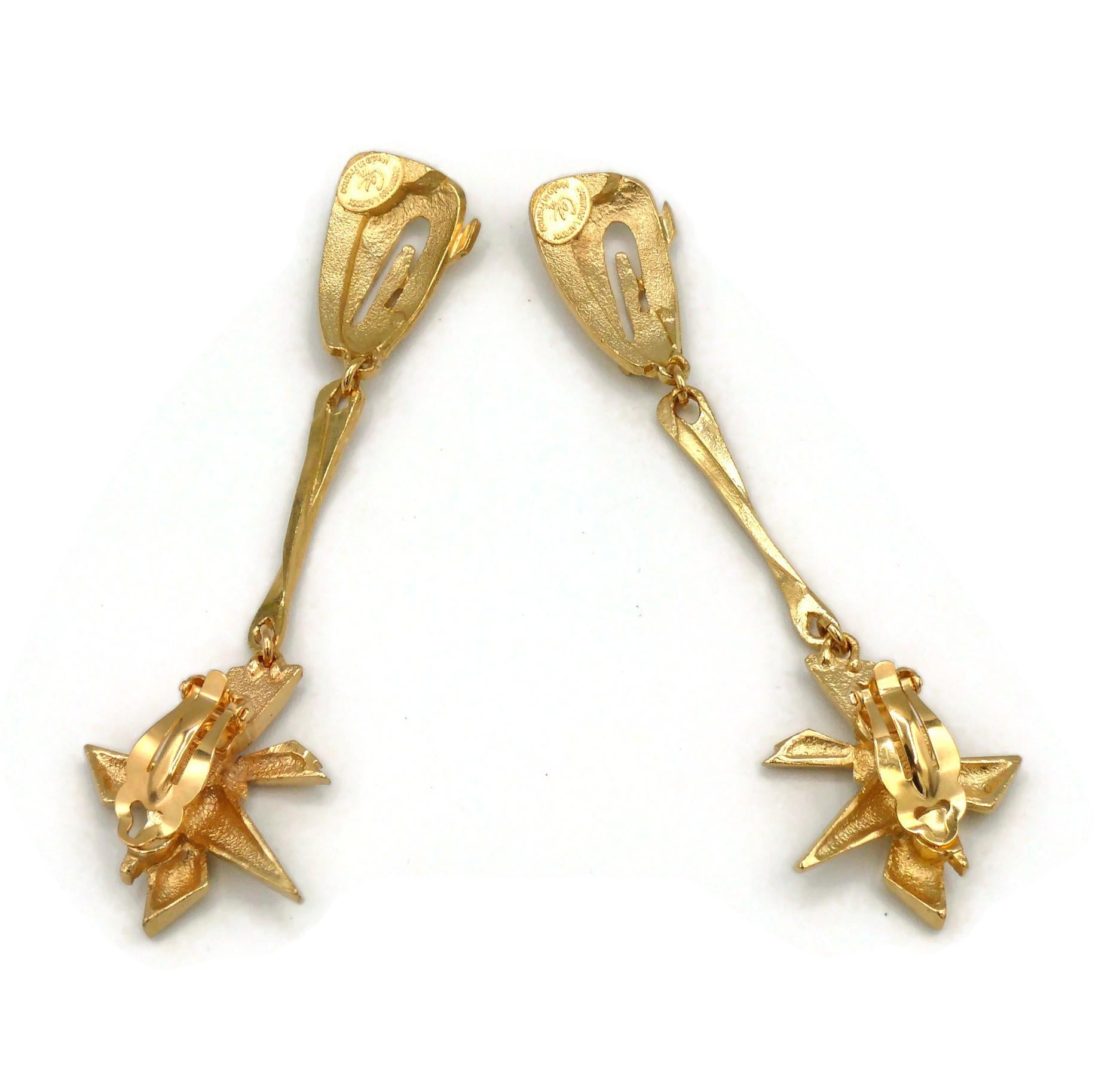 Christian Lacroix Boucles d'oreilles pendantes abstraites vintage en or ton sur ton en vente 3