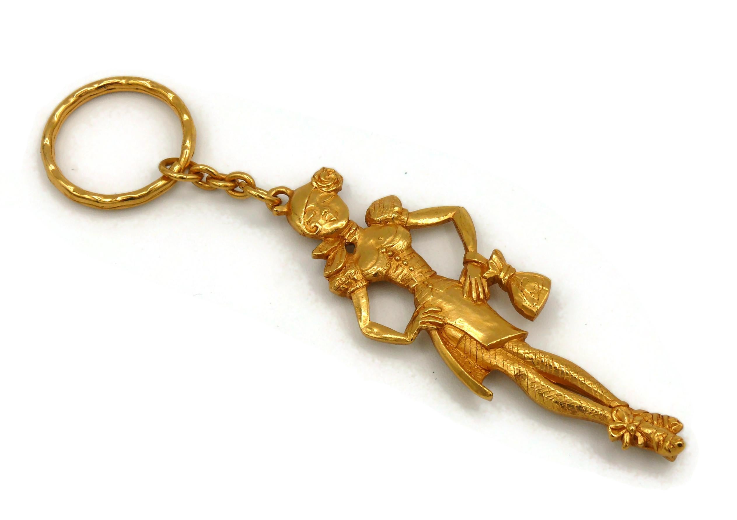 CHRISTIAN LACROIX vintage figuraler ARLETY goldfarbener Schlüsselanhänger / Taschenanhänger.

Geprägter CL Made in France.

Ungefähre Maße : Gesamtlänge ca. 13,5 cm (5.31 inches) / Dame ca. max. 8.5 cm x max. 3 cm (3,35 Zoll x 1,18