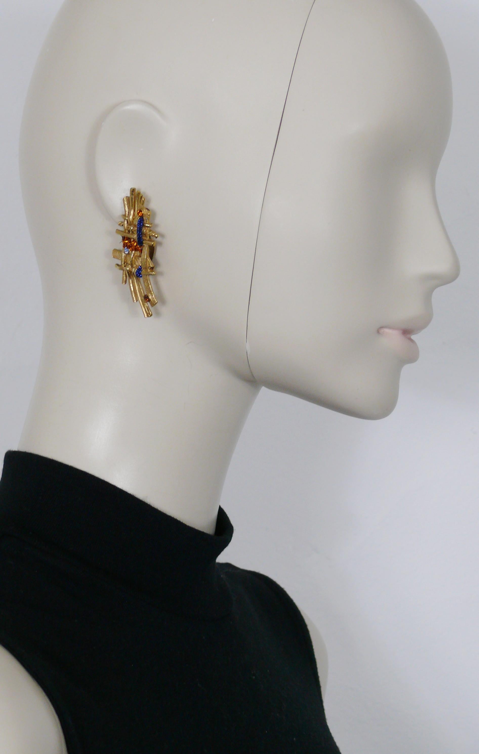CHRISTIAN LACROIX vintage gold toned braided clip-on earrings embellished with multicolored crystals and garlands.

Marked CHRISTIAN LACROIX CL Made in France.

Indicative measurements : height approx. 5.5 cm (2.17 inches) / max. width approx. 2.1