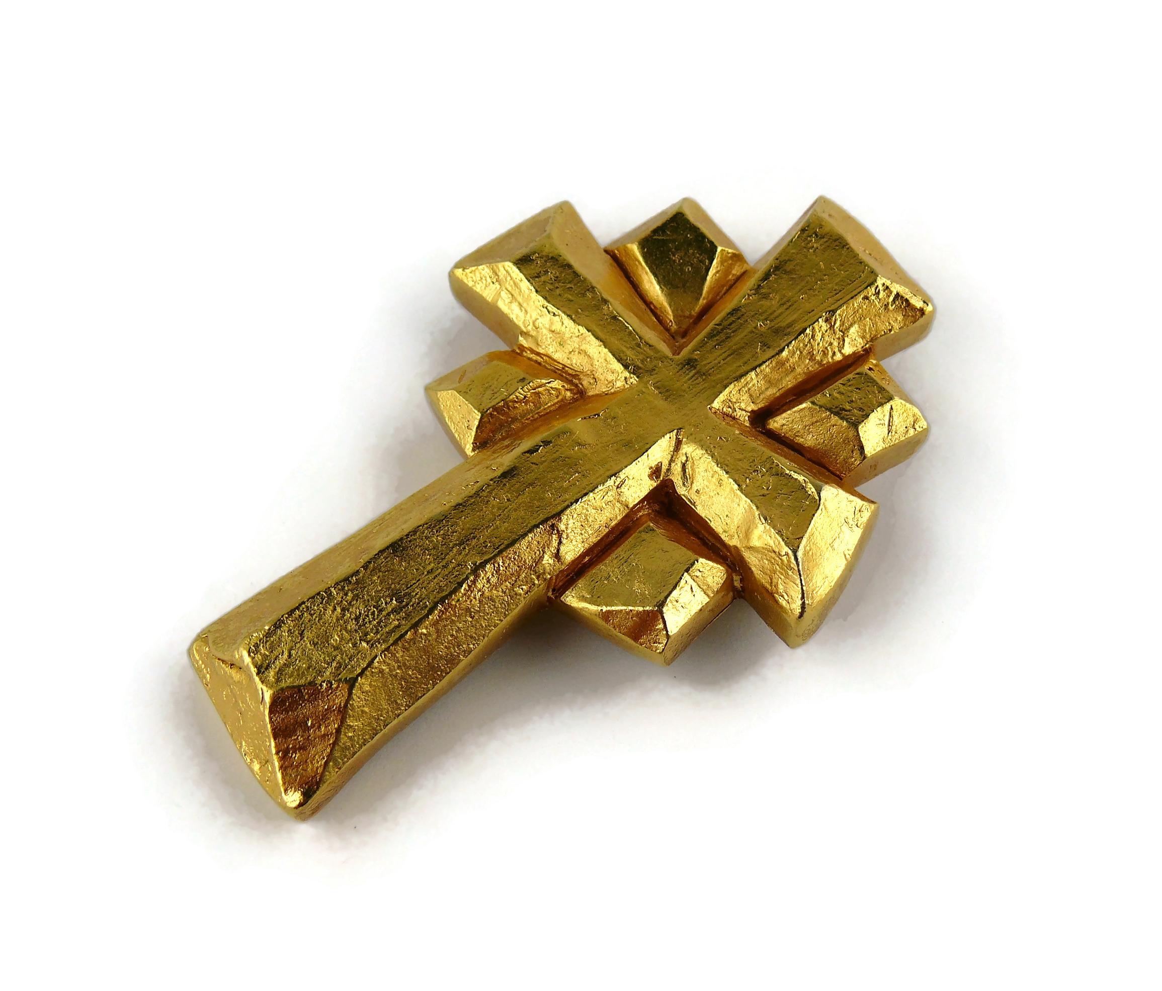 Christian Lacroix Vintage Gold Toned Brutalist Cross Brooch Pendant In Good Condition For Sale In Nice, FR