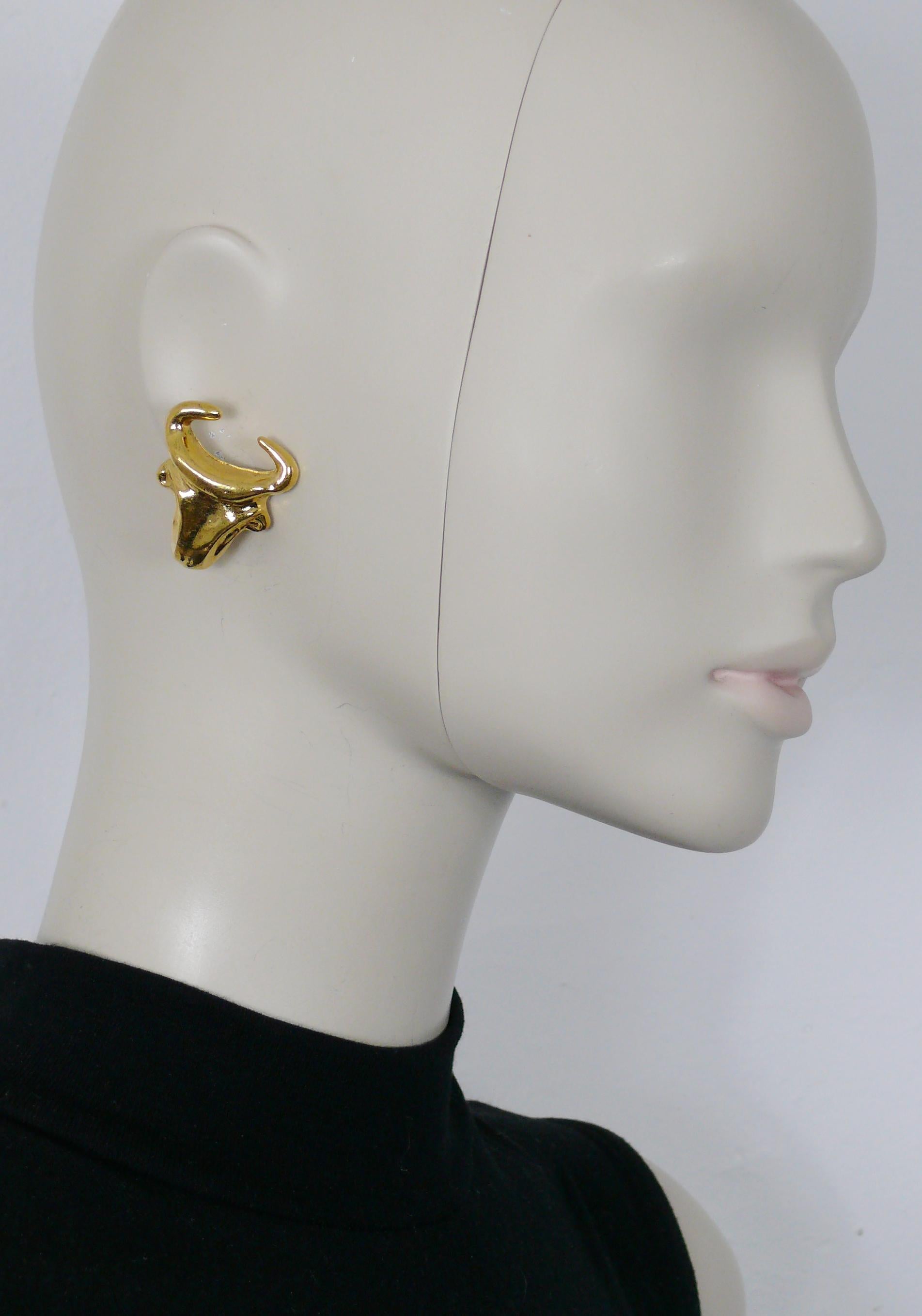 CHRISTIAN LACROIX vintage gold-tone resin clip-on earrings featuring a stylized bull head.

Arlesian bullfighting iconic CHRISTIAN LACROIX design.

Marked CHRISTIAN LACROIX CL Made in France.

Indicative measurements : height approx. 3.5 cm (1.38