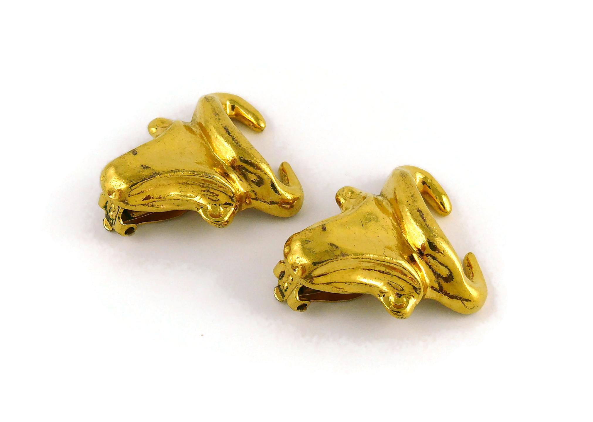 Christian Lacroix Vintage Gold-Tone Bull Head Clip-On Earrings In Good Condition For Sale In Nice, FR