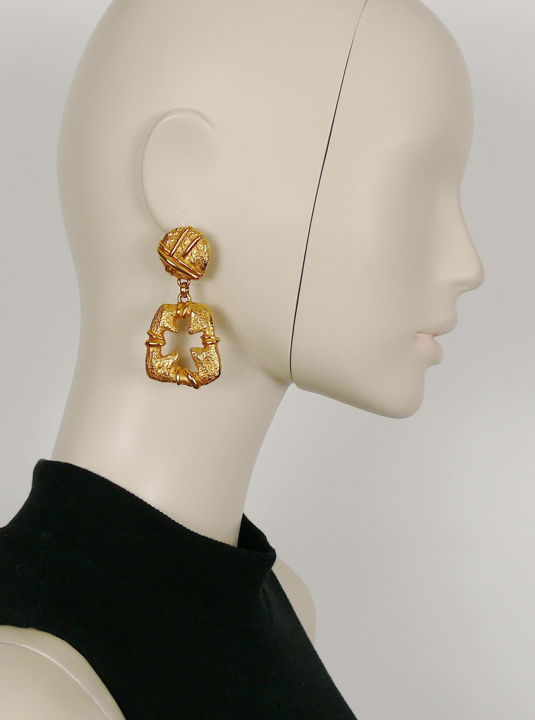 CHRISTIAN LACROIX vintage textured gold toned dangling earrings (clip-on) featuring a cut out cross.

Marked CHRISTIAN LACROIX E94 Made in France.

Indicative measurements : height approx. 6.5 cm (2.56 inches) / max. width approx 3 cm (1.18