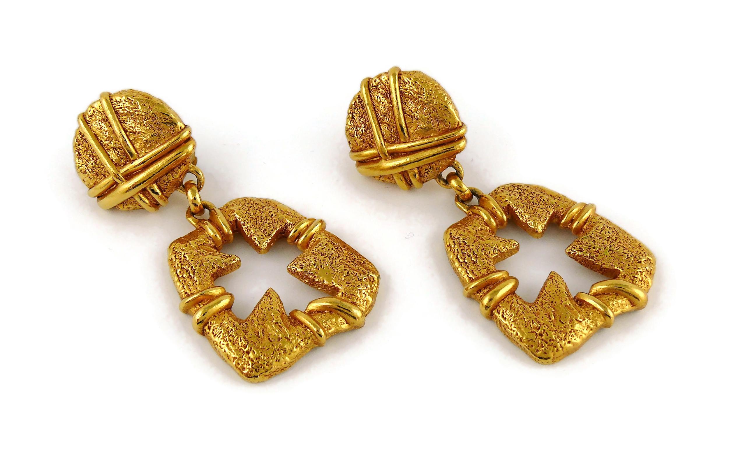 Christian Lacroix Vintage Gold Toned Cut Out Cross Dangling Earrings In Good Condition In Nice, FR