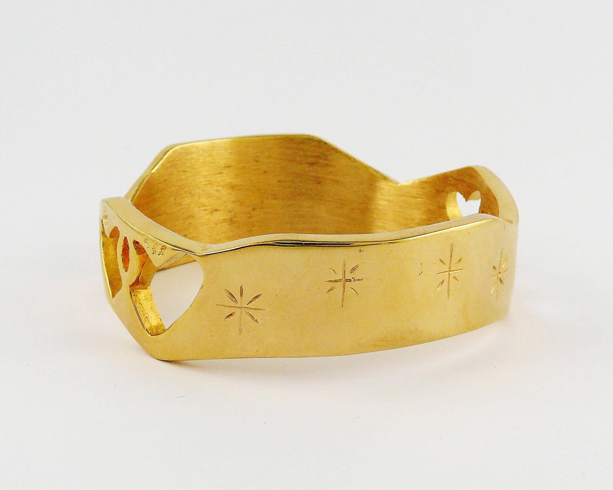 Christian Lacroix Vintage Gold Toned Cut Out Heart Cuff Bracelet In Excellent Condition For Sale In Nice, FR