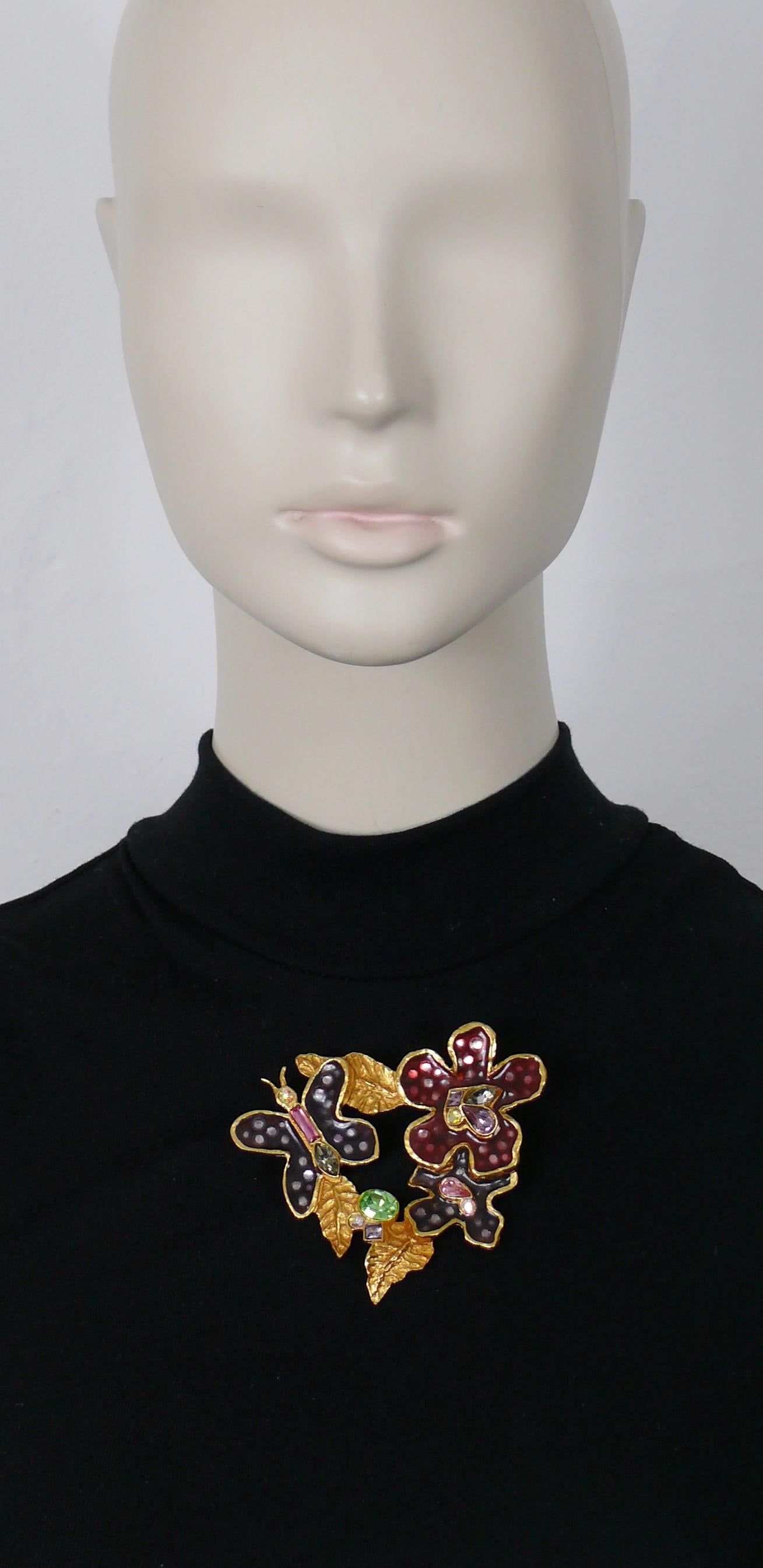 CHRISTIAN LACROIX vintage gold toned brooch featuring enameled flowers and a butterfly embellished with multicolored crystals.

Marked CHRISTIAN LACROIX CL Made in France.

Indicative measurements : max. height approx. 6.5 cm (2.56 inches) / max.