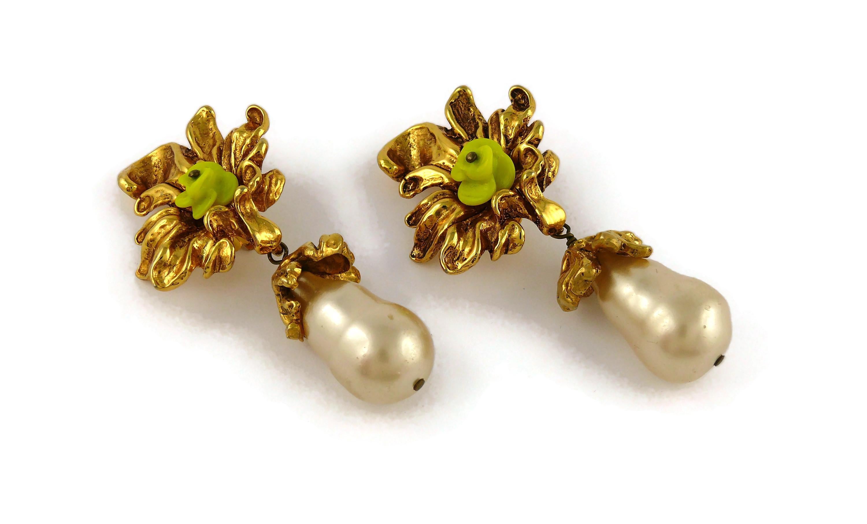 Christian Lacroix Vintage Gold Toned Flower Pearl Teardrop Dangling Earrings In Good Condition In Nice, FR