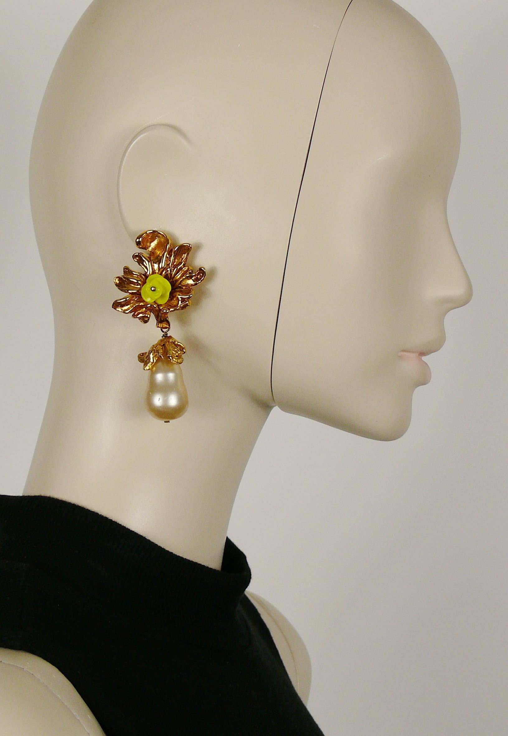 CHRISTIAN LACROIX vintage gold toned dangling earrings (clip-on) featuring a yellow resin flower and a large faux pearl teardrop.

Marked CHRISTIAN LACROIX CL Made in France.

Indicative measurements : height approx. 7.5 cm (2.95 inches) / max.