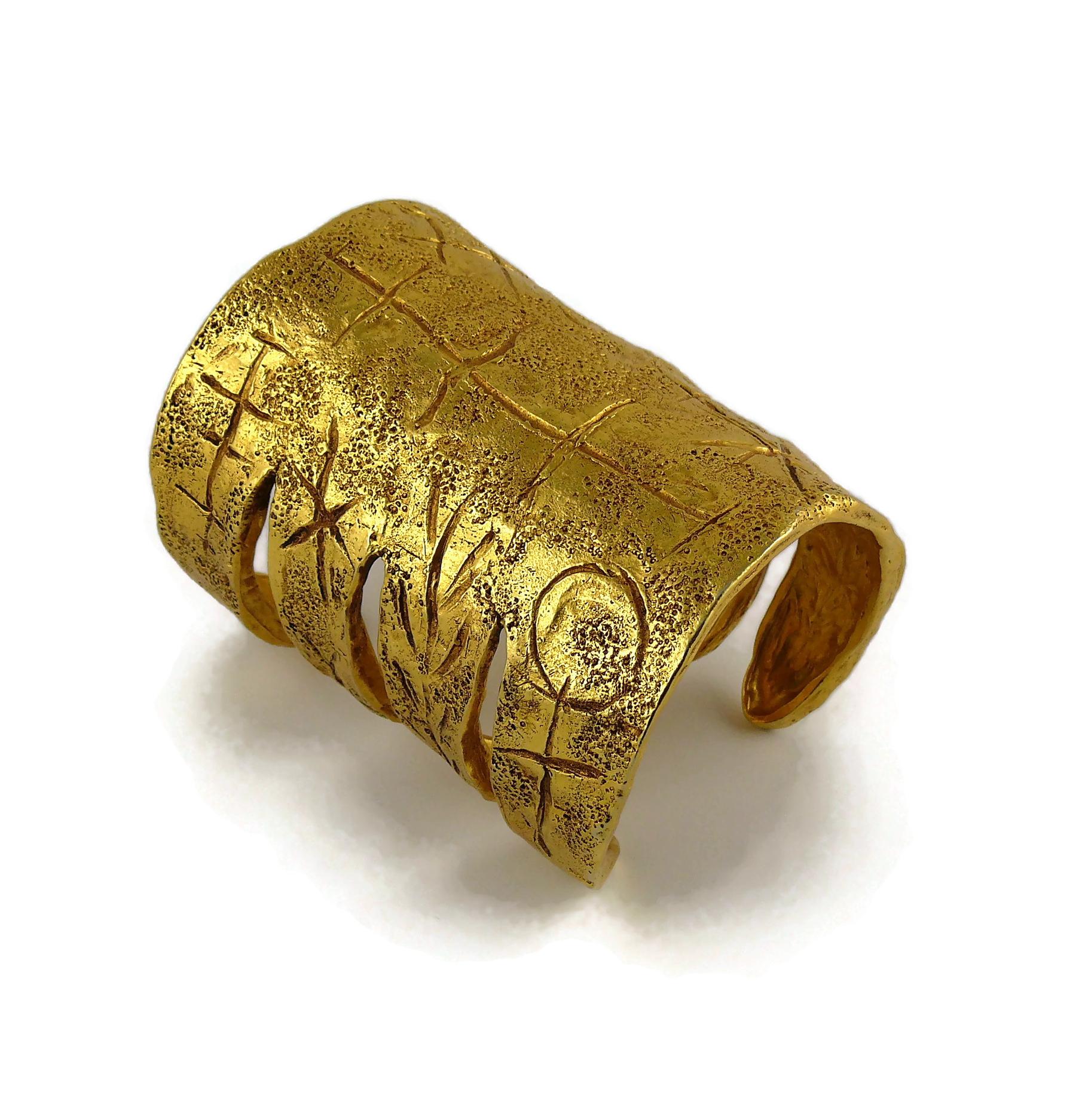 Christian Lacroix Vintage Gold Toned Graffiti Claw Cuff Bracelet In Good Condition In Nice, FR