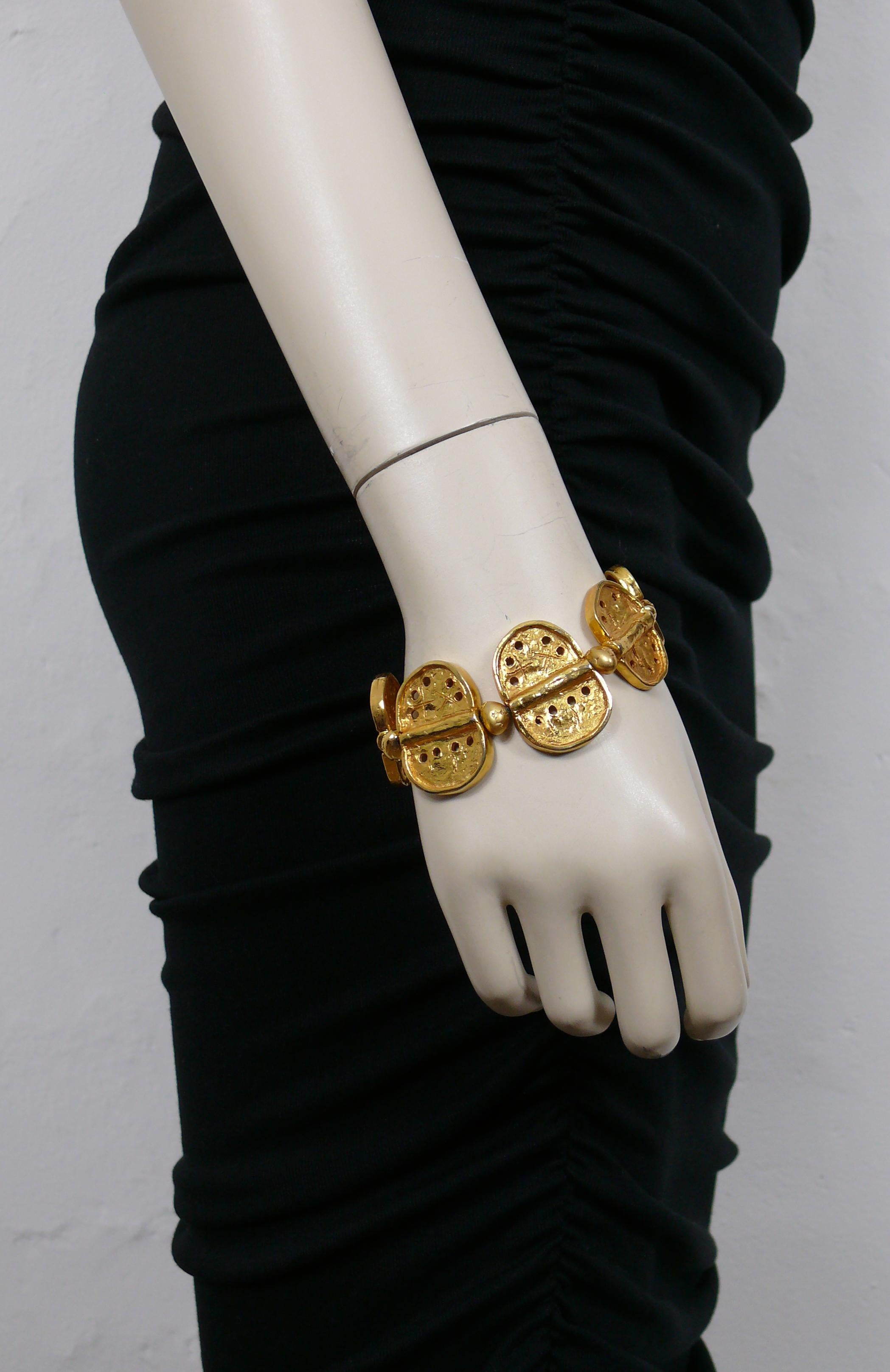 CHRISTIAN LACROIX vintage gold toned bracelet featuring graduated textured oval links embossed with graffitis.

Marked CHRISTIAN LACROIX CL Made in France.

Indicative measurements : length approx. 20 cm (7.87 inches) / max width approx. 3.2 cm