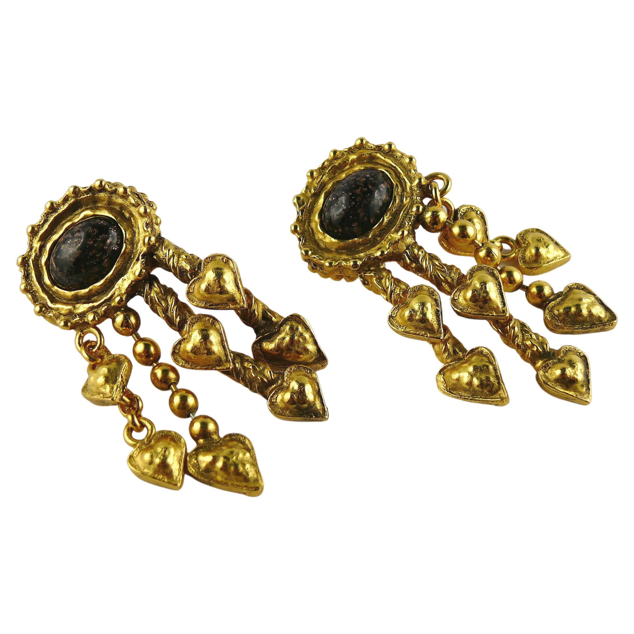 Christian Lacroix Vintage Gold getönte herzförmige Anhänger baumelnde Ohrringe im Angebot