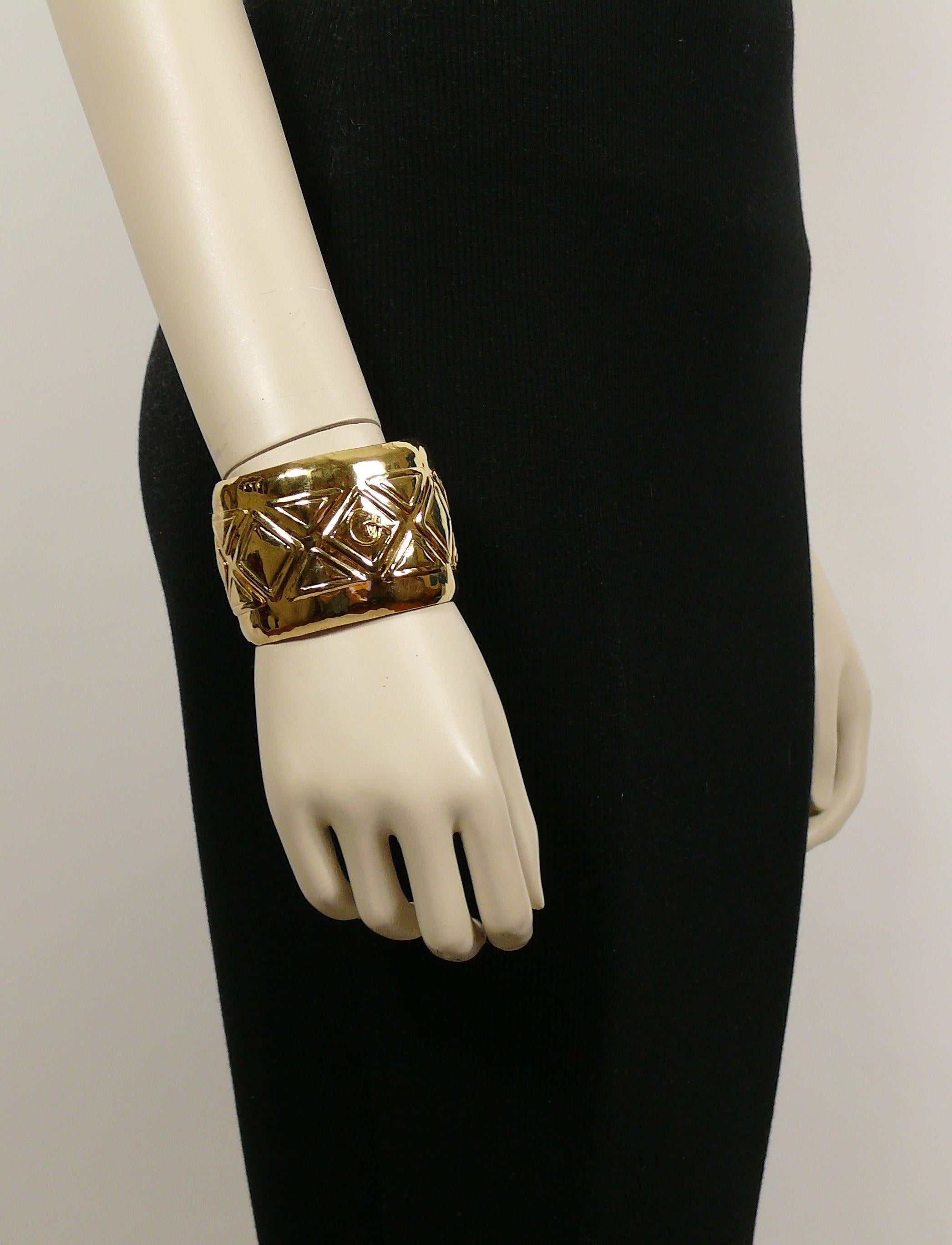 CHRISTIAN LACROIX vintage gold toned cuff bracelet featuring a geometric pattern and CL logo.

Marked CHRISTIAN LACROIX CL Made in France.

Indicative measurements : inner measurements approx. 6.2 cm x 5.1 cm (2.44 inches x 2 inches) / width approx.
