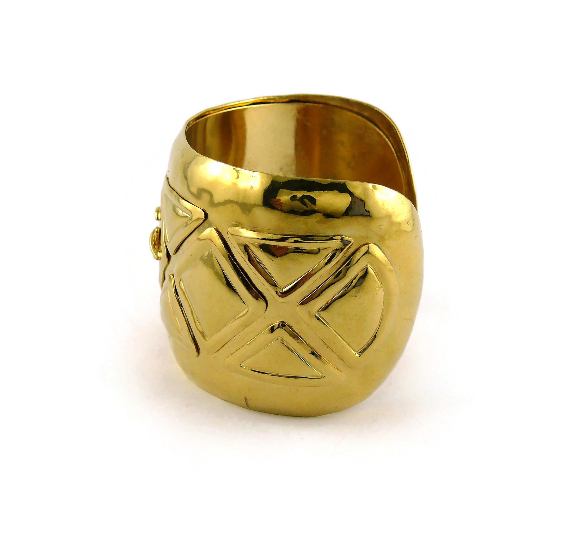Christian Lacroix Bracelet manchette vintage en or avec logo et logo en vente 3