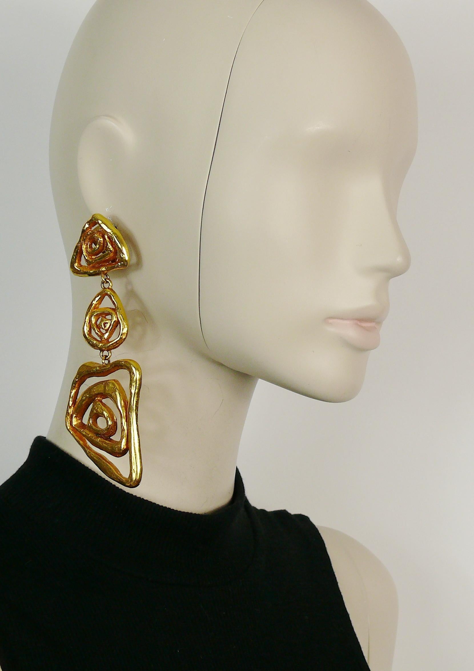 CHRISTIAN LACROIX vintage gold toned massive dangling earrings (clip-on) featuring a spiral design.

Marked CHRISTIAN LACROIX CL Made in France.

Indicative measurements : length approx. 12.3 cm (4.84 inches) / max. width approx. 4 cm (1.57