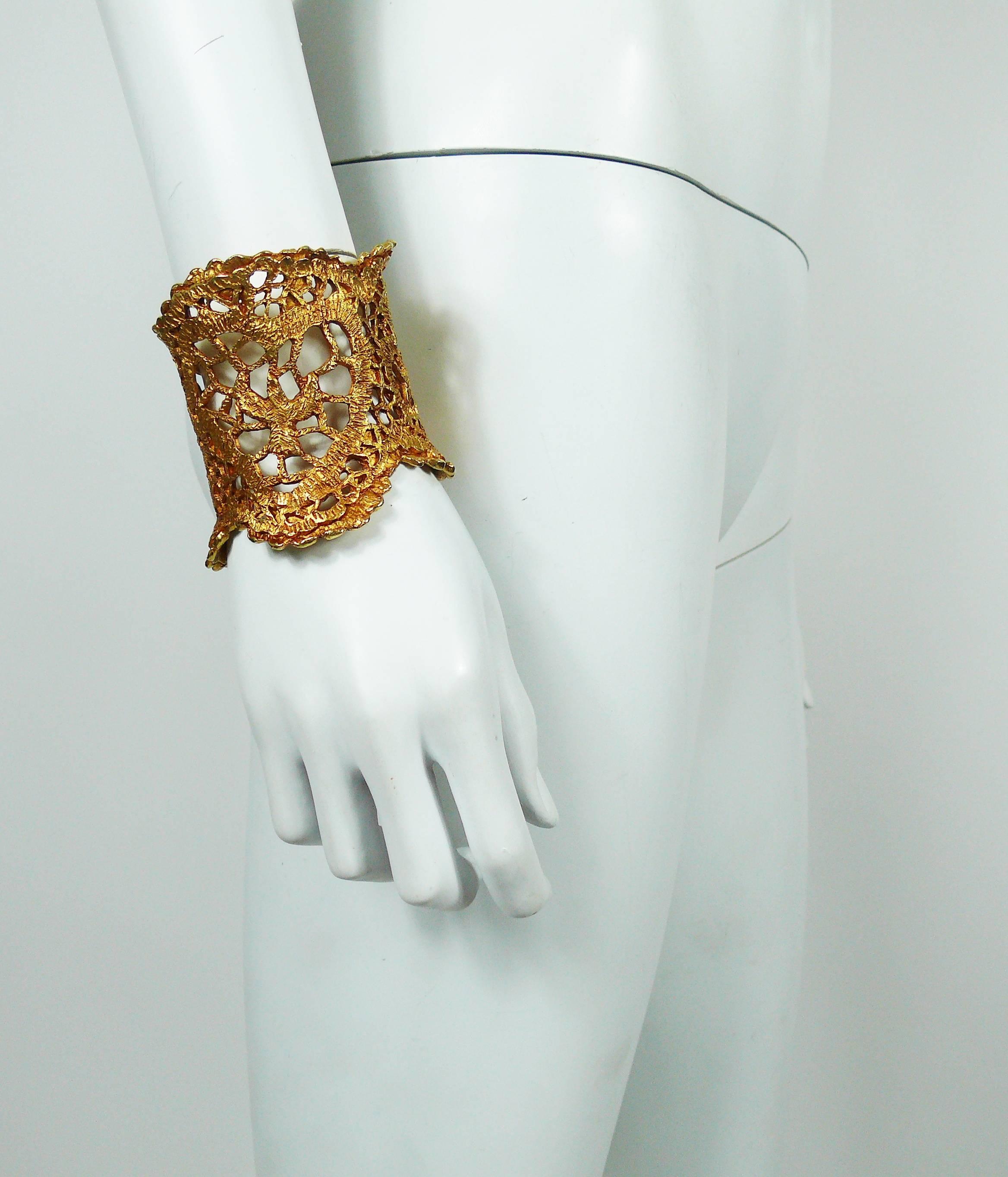 CHRISTIAN LACROIX vintage antiqued gold tone openwork cuff bracelet featuring a gorgeous lace-like design.

Marked CHRISTIAN LACROIX CL Made in France.

Indicative measurements : max. width approx. 7.5 cm (2.95 inches).

JEWELRY CONDITION CHART
-
