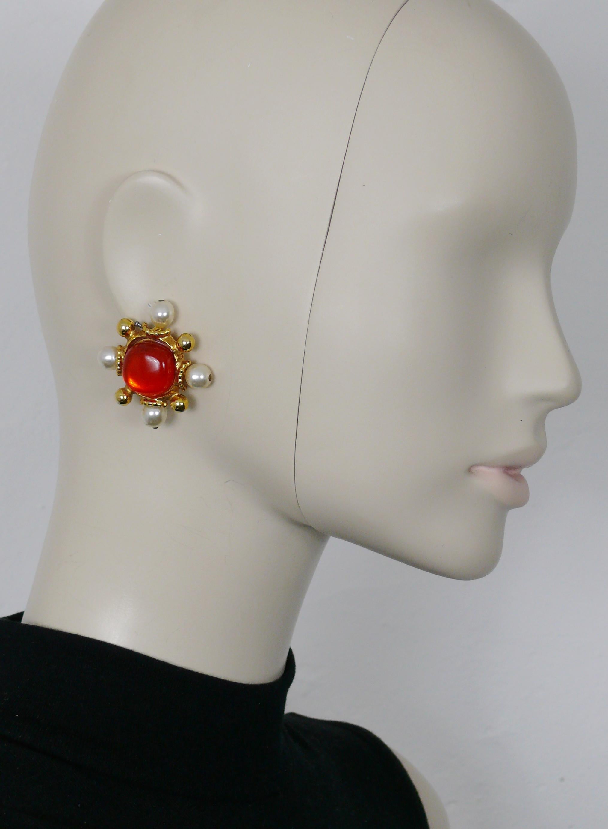 CHRISTIAN LACROIX vintage gold toned clip-on earrings embellished with an orange resin cabochon at the center surrounded by faux pearls.

Marked CL PARIS CHRISTIAN LACROIX.

Indicative measurements : approx. 4 cm x 4 cm (1.57 inches x 1.57